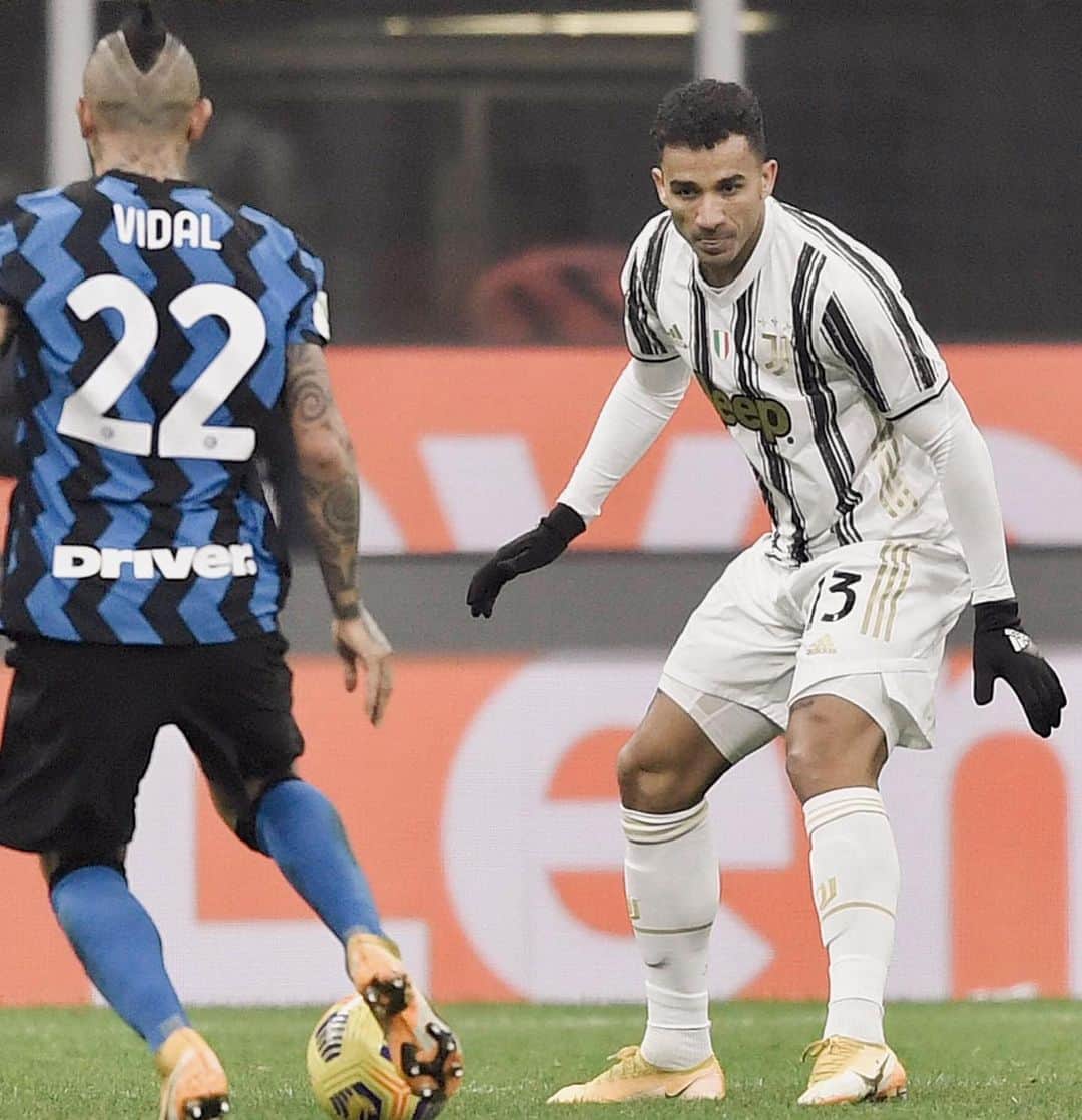 のインスタグラム：「Vittoria importante, ma restiamo concentrati per il ritorno perché siamo solo a metà strada! 💪🏽 Ora testa al campionato! Forza Juve ⚪⚫ #FinoAllaFine」