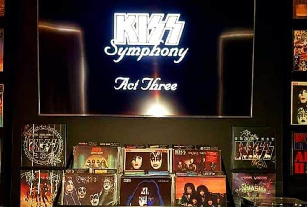 KISSさんのインスタグラム写真 - (KISSInstagram)「#CollectingKISS! Thanks to Lee Michaels for sharing his #KISS Room & Vinyl collection with us. Awesome! #KISSARMYROCKS」2月3日 7時39分 - kissonline