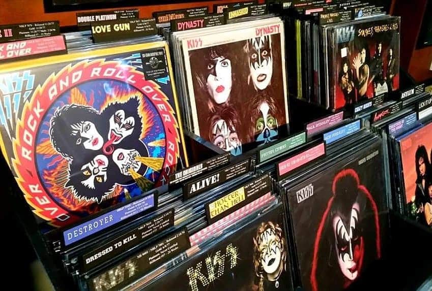 KISSさんのインスタグラム写真 - (KISSInstagram)「#CollectingKISS! Thanks to Lee Michaels for sharing his #KISS Room & Vinyl collection with us. Awesome! #KISSARMYROCKS」2月3日 7時39分 - kissonline