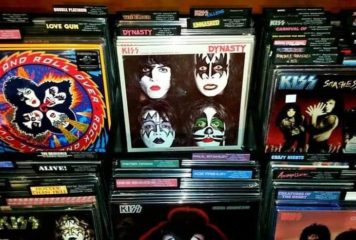 KISSさんのインスタグラム写真 - (KISSInstagram)「#CollectingKISS! Thanks to Lee Michaels for sharing his #KISS Room & Vinyl collection with us. Awesome! #KISSARMYROCKS」2月3日 7時39分 - kissonline