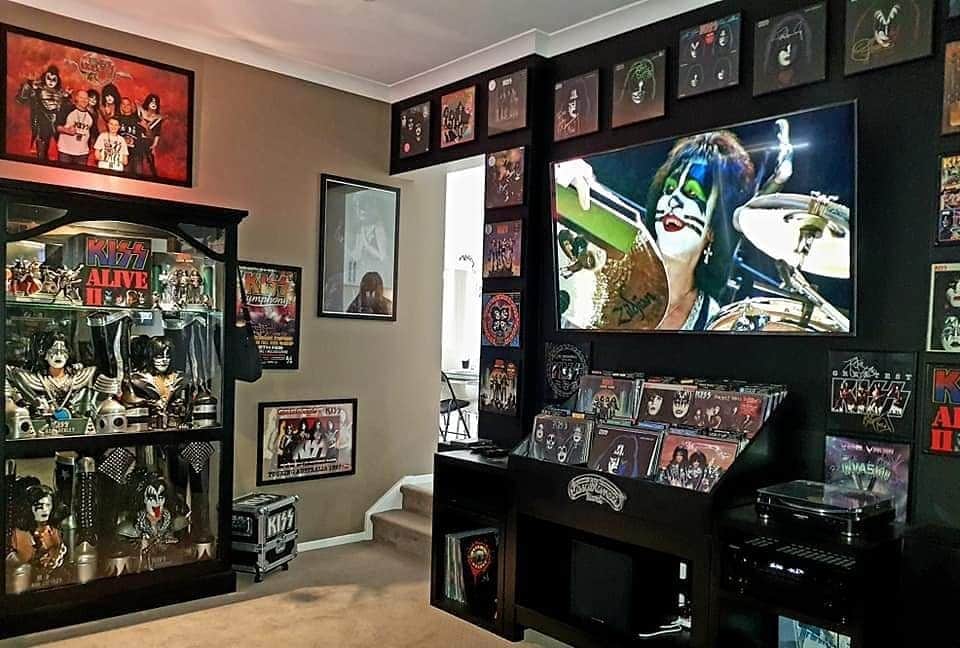 KISSさんのインスタグラム写真 - (KISSInstagram)「#CollectingKISS! Thanks to Lee Michaels for sharing his #KISS Room & Vinyl collection with us. Awesome! #KISSARMYROCKS」2月3日 7時39分 - kissonline