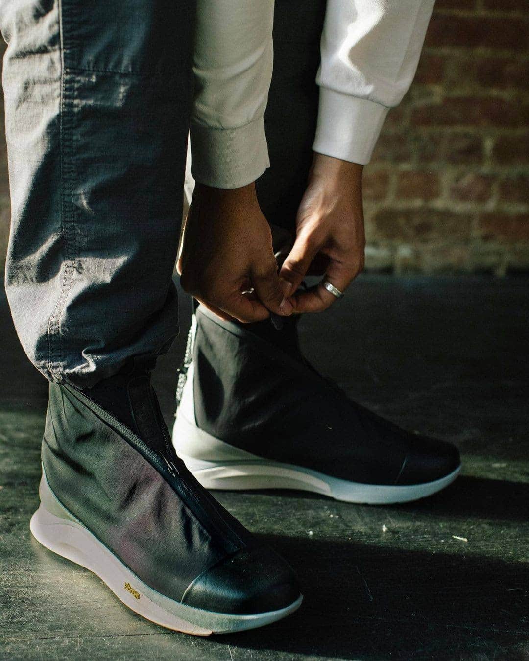 Foot Lockerのインスタグラム：「Footwear design academy @pensoleofficial teams up with @coteetciel and @vibram for a sleek yet multi-functional sneaker. Available 2/4」