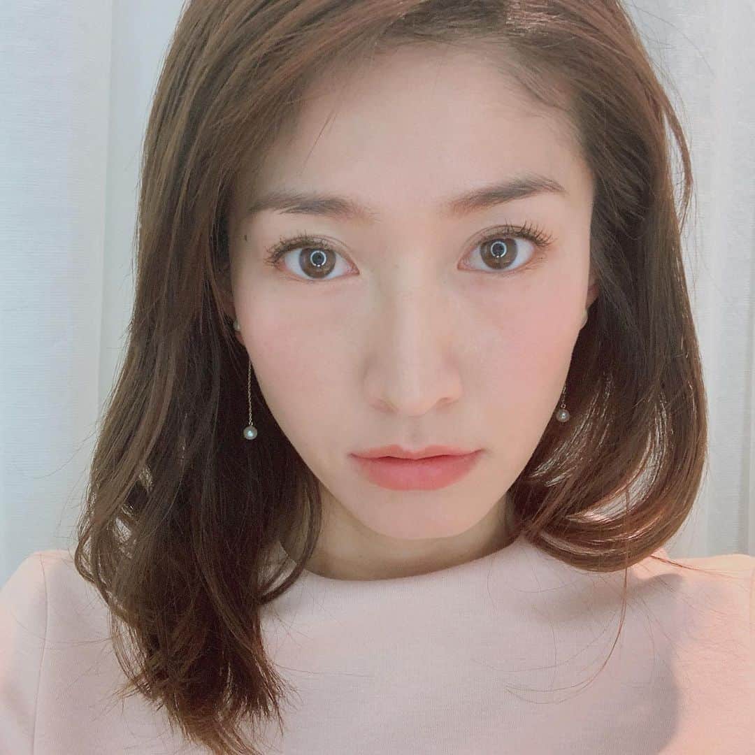 森下千里のインスタグラム：「年末に フェイシャルマッサージ行った直後のわたし  正面、真顔で 写真を撮ることがあまりないので、 自分の顔が新鮮です🥸  そのあと、 「なんか、顔が小さくなった！」と 言ってもらい、ウハウハしていましたが、 どうかなー？  #おはよう　 #朝からガッツリ」