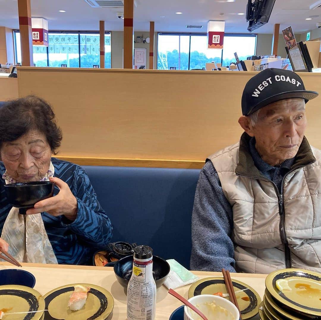 江川智晃さんのインスタグラム写真 - (江川智晃Instagram)「91歳のじいちゃんと88歳のばあちゃんとはま寿司にきました😊 じいちゃんがずーっと行ってみたかったみたいで、システムがよくわからんからなかなかいけなかったみたいです😵 帽子も城所さんにもらった若者のを被ってます😂 まだまだ2人とも元気いっぱい☺️ #はま寿司 #じいちゃん #ばあちゃん #長生きしてね」2月3日 8時05分 - egatomo43