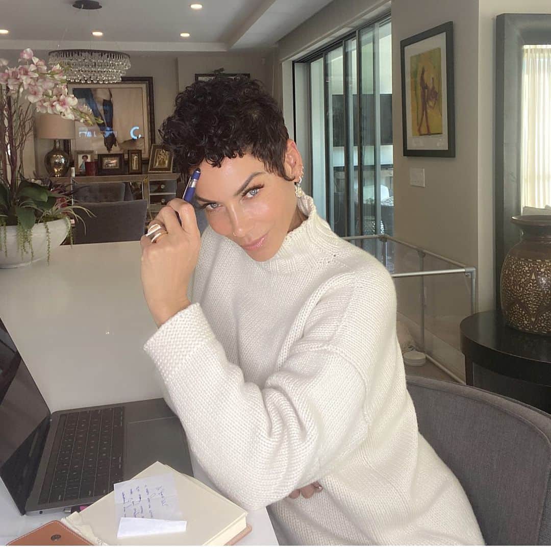 ニコール・ミッチェル・マーフィーのインスタグラム：「Self-Care is so essential, especially for Entrepreneurs and Mothers who work from home 24/7.  We are all aiming for balance, and it's tough. I have scheduled meditation breaks into my days. It's a part of my self-care routine and helps me recharge so I can power through the rest of my week.   What are some of your self-care practices? How do you recharge and make sure you're taking care of yourself?   #selfcare  #selfcarechallenge #yfoy #everydayconfidence #nicolemurphy #healthandwellness」