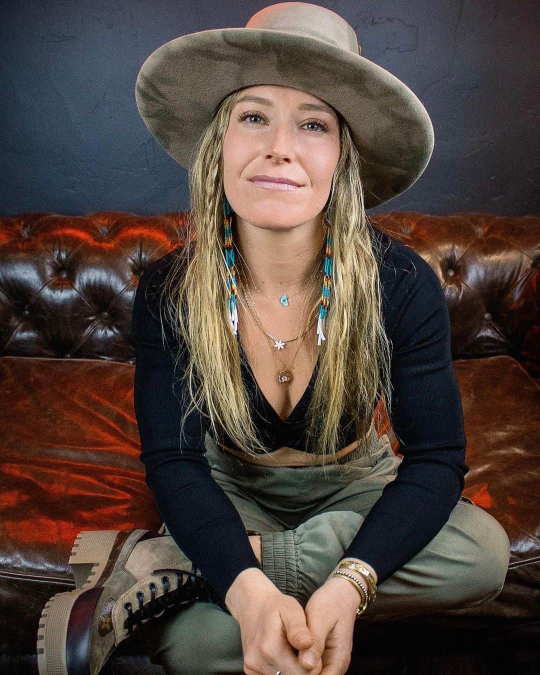 ジェイミー・アンダーソンのインスタグラム：「In spirit of all the good energy & love from Aspen I want to do a GIVEAWAY ✨✨✨✨  I’ve partner with @aspenhatter again to celebrate @xgames ! The winner will receive a custom hat designed uniquely by their talented team!   To enter: ✨✨✨  1. Follow @jamieanderson & @aspenhatter   2. Like this photo and the one on @aspenhatter   3. Tag your friends in the comments 💙   The winner will be chosen on Friday, Feb 5th on my story! Let’s spread the love! 💙  📷 @scoutphoto」