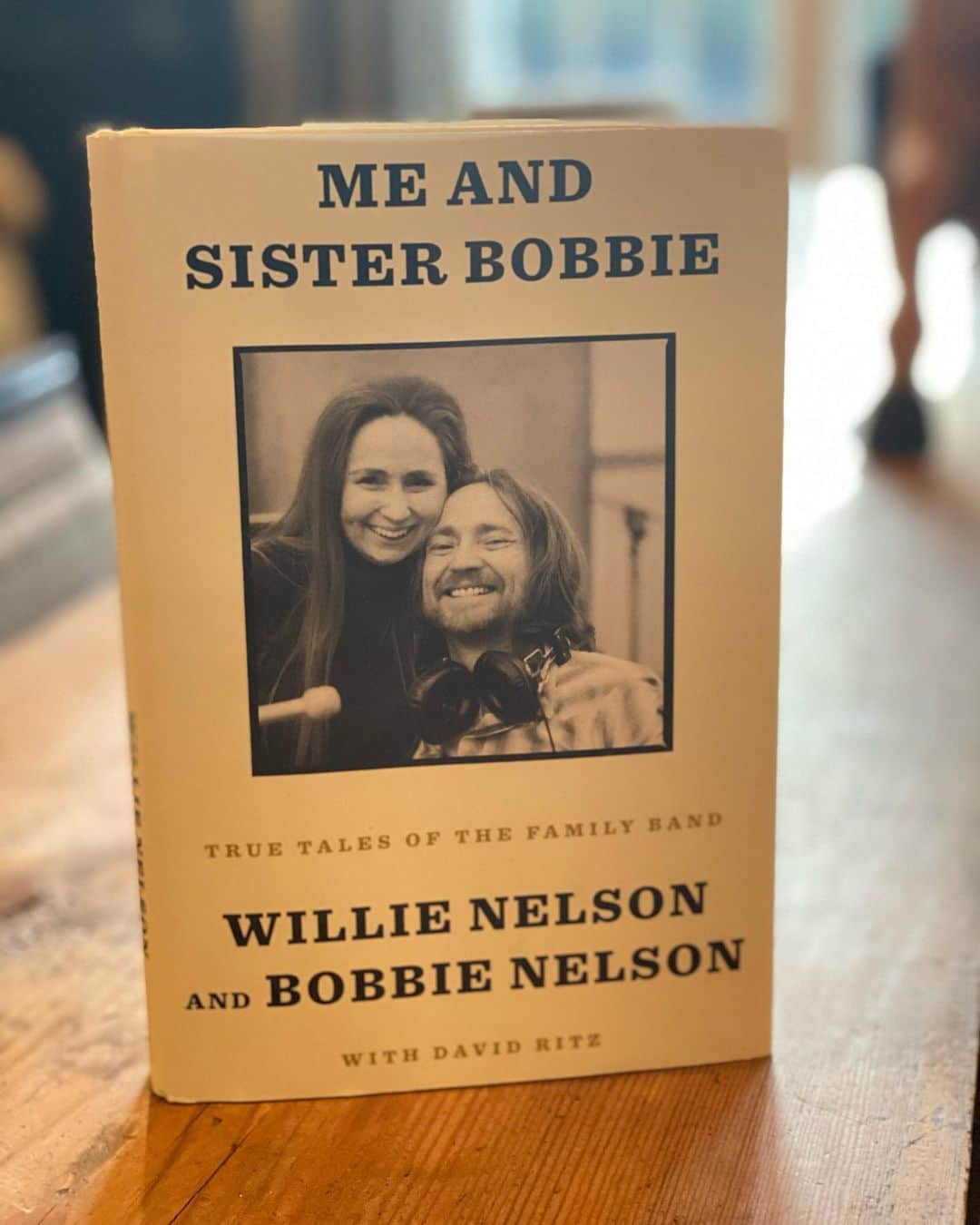 シェリル・クロウのインスタグラム：「Listened to this book on my road trip to see my folks in Kennett MO... narrated by Willie and Bobbie. Killed me! Made me cry, sing along, feel happy...FEEL!! Insane story or love and family. So moving!! Thank you @willienelsonofficial & Bobbie! #MeAndSisterBobbie」