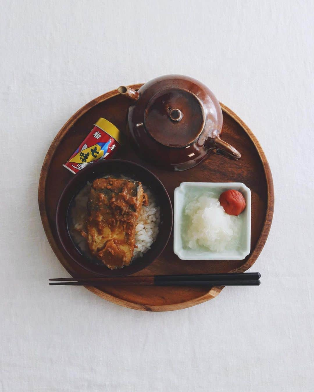 樋口正樹さんのインスタグラム写真 - (樋口正樹Instagram)「Today's breakfast . 今朝はさば味噌の茶漬け。 ほんとーに地味ですけど、 おいしい一杯なのですよ。 . 煮詰まってきた３日目の さば味噌をご飯にのせて 昆布のお出汁を注ぐだけ。 後半は七味と大根おろし、 梅干を加えてサラサラと。 . . . #お茶漬け #鯖味噌茶漬け #サバ味噌茶漬け #さば味噌茶漬け #地味に美味しい #鯛にも劣らない #朝食 #さば味噌 #鯖味噌 #八幡屋礒五郎 #〆に #おいしい朝食 #おうちごはんlover #japanesebreakfast #ochazuke」2月3日 8時13分 - higuccini