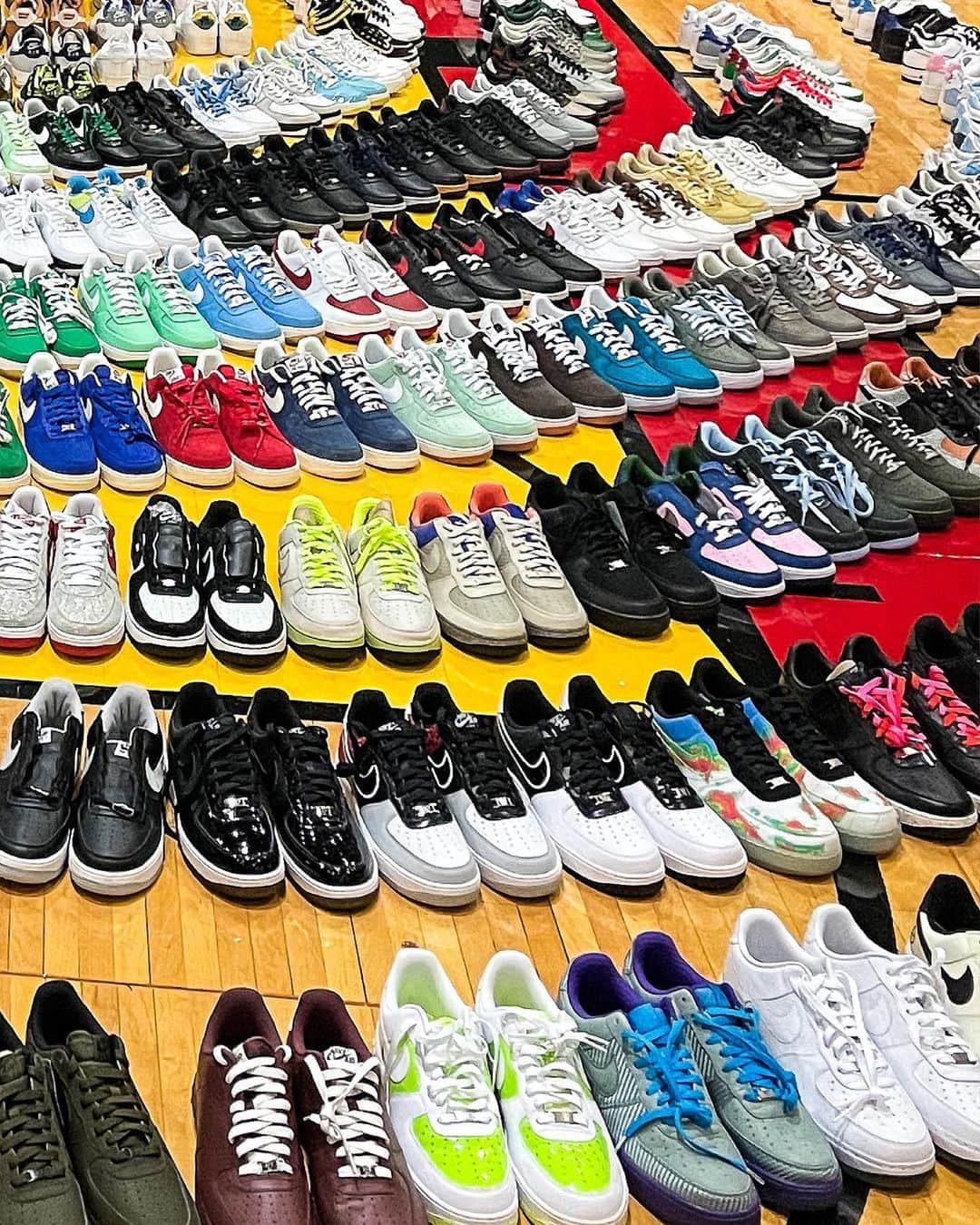 Miami HEATさんのインスタグラム写真 - (Miami HEATInstagram)「And you thought your sneaker collection was impressive? 👀⁣ ⁣ Hit the link in our bio to see all this HEAT @thechickswithkicks have in their “closet”」2月3日 8時12分 - miamiheat