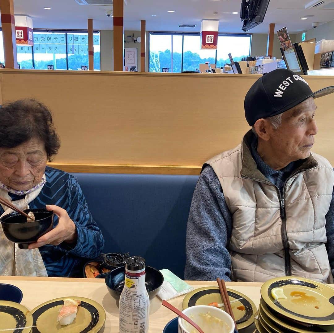 江川智晃のインスタグラム：「91歳のじいちゃんと88歳のばあちゃんとはま寿司にきました😊 じいちゃんがずーっと行ってみたかったみたいで、システムがよくわからんからなかなかいけなかったみたいです😵 帽子も城所さんにもらった若者のを被ってます😂 まだまだ2人とも元気いっぱい☺️ #はま寿司 #じいちゃん #ばあちゃん #長生きしてね」