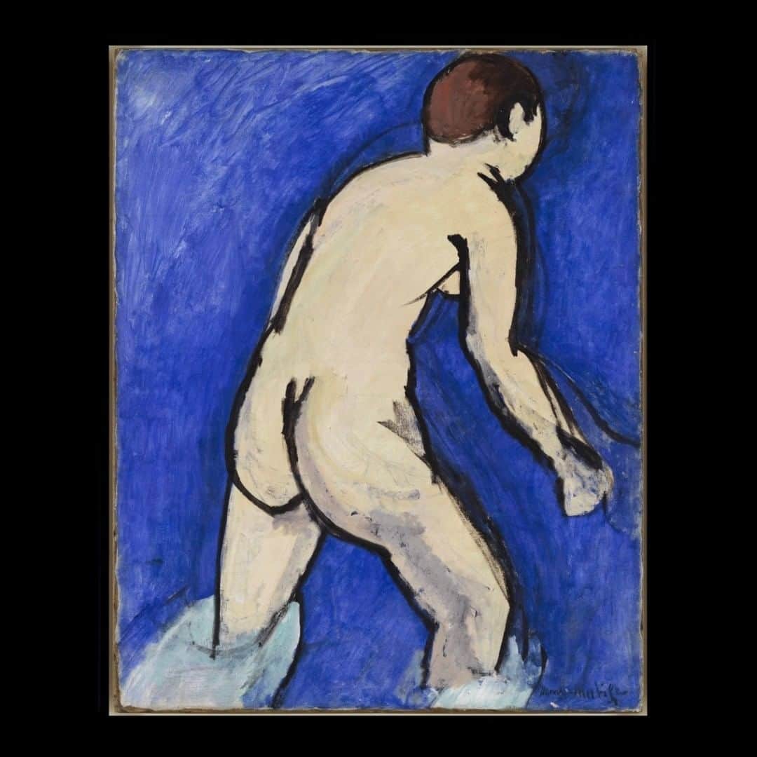 ニューヨーク近代美術館のインスタグラム：「When it comes to the apparent simplicity of #HenriMatisse’s "Bather," there’s more than meets the eye.  Take a close look at the enigmatic 1909 painting, created during a breakthrough period in #Matisse's career, with curator Michelle Kuo and conservator Anny Aviram in our inaugural In Detail feature on #MoMAMagazine.  Start exploring in our Stories, and at the link in our bio.」