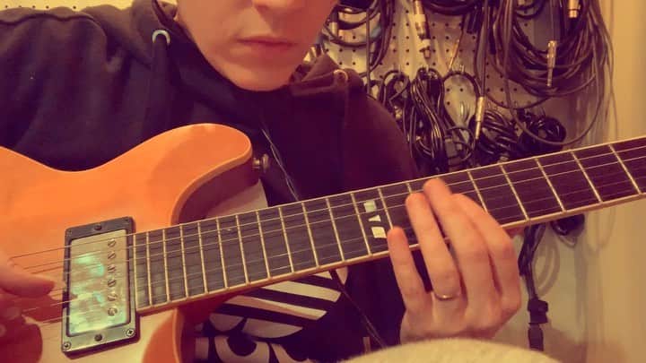 カーキ・キングのインスタグラム：「Last night's riff turned into a beat. Playing pocket to a click really is one of the hardest things you can do.   Should I do one of those one man band multi screen jams? It sounds like so much editing it might kill me.」