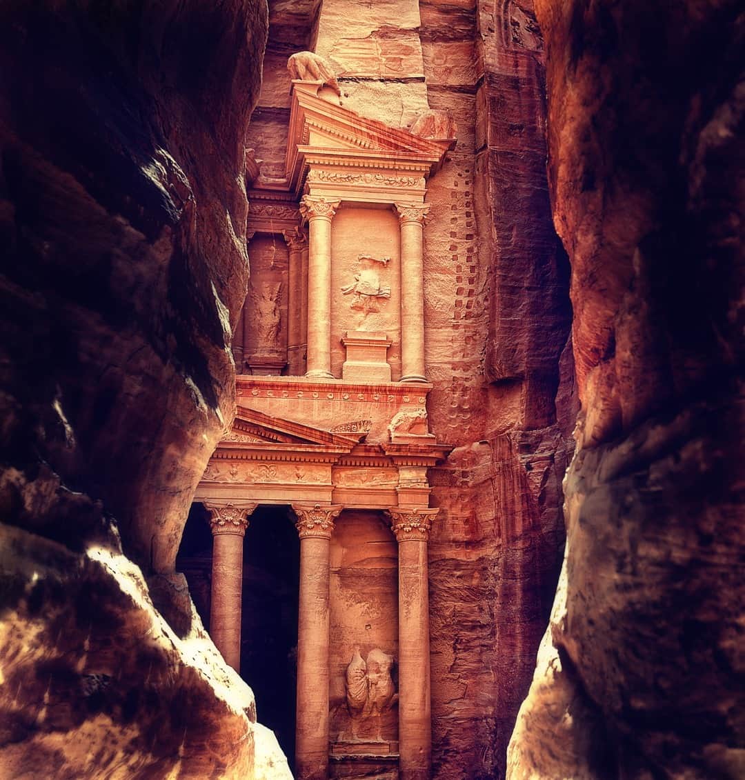 Lonely Planetのインスタグラム：「Wishing you could get a peek at Petra? ⠀⠀⠀⠀⠀⠀⠀⠀⠀ ⠀⠀⠀⠀⠀⠀⠀⠀⠀ Here's some good news: Travelers thinking about heading to Jordan should note that the country has updated it's entry requirements. Tap the link in our bio to read about the new regulations & save this pic to your inspo folder for when it's time to go see it yourself.」