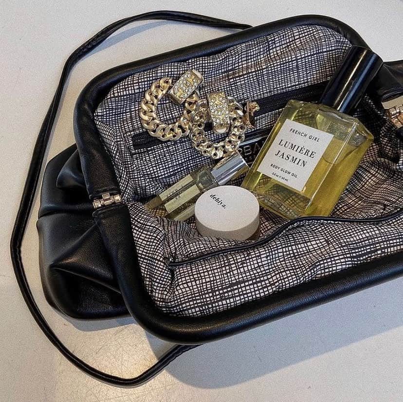 FRENCH GIRLのインスタグラム：「Chic tous les jours essentials ✨   After washing or sanitizing, massage Lumière Jasmin thoroughly into hands to deeply replenish skin.   Did we mention our Lumière Jasmin smells heavenly, too? Dab on pulse points for a subtle yet intoxicating scent. 💞  Photo by @vandevortdelmar 💫」