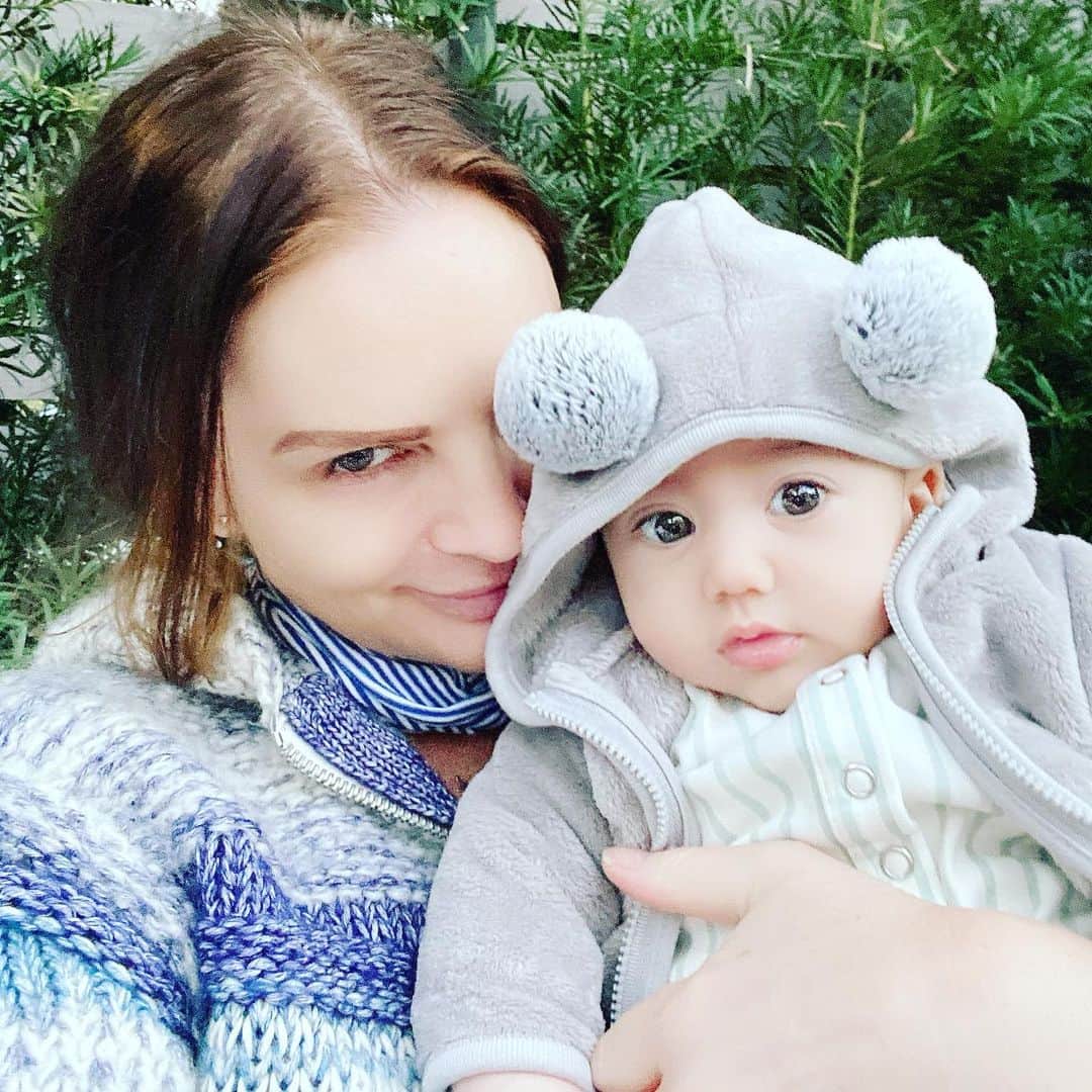 ガブリエル・アンウォーのインスタグラム：「My great nephew Myles chilly winter outdoor visit. Beautiful mama #jackie & papa @brettholland @shareefmalnik @andee123456」