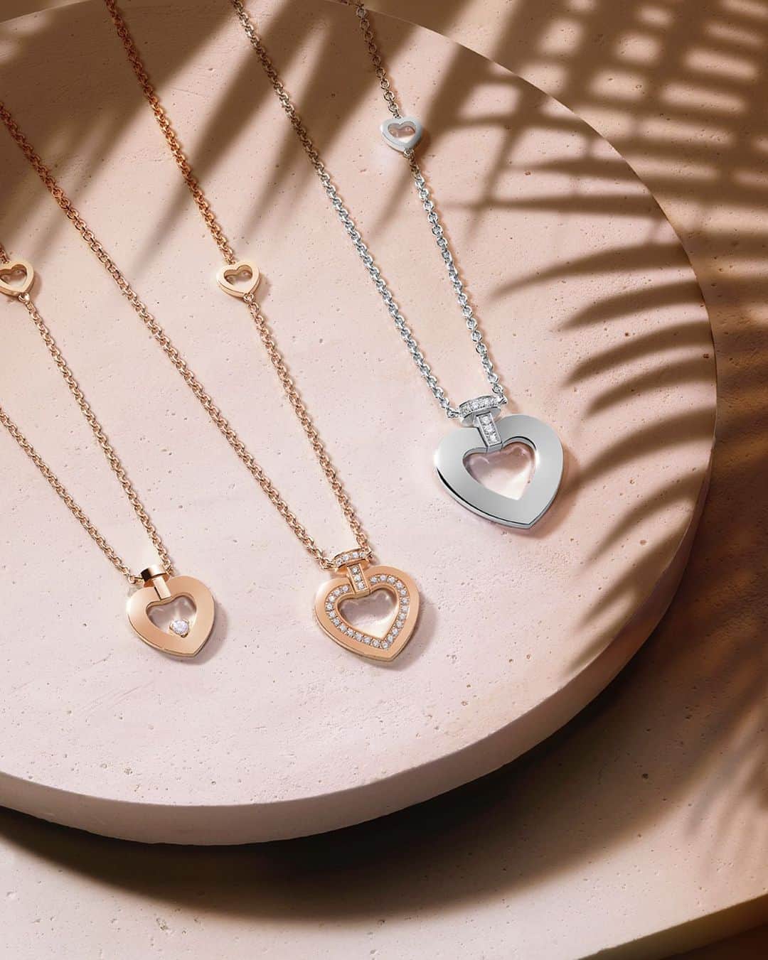 LVMHさんのインスタグラム写真 - (LVMHInstagram)「LVMH Maisons are united by an exceptional savoir-faire blending heritage and innovation.​  This @fredjewelry versatile ‘heart within a heart’ can submit to any momentary whim. Wear different sizes and lengths on top of each other, combine opposites to create different duos, dream up new trios or even more. Pretty Woman is ideal for stacking, for those who want to wear several pieces together like so many proofs and bonds of love.​ ​ #LVMH #FRED #FREDPrettyWoman」2月3日 8時38分 - lvmh