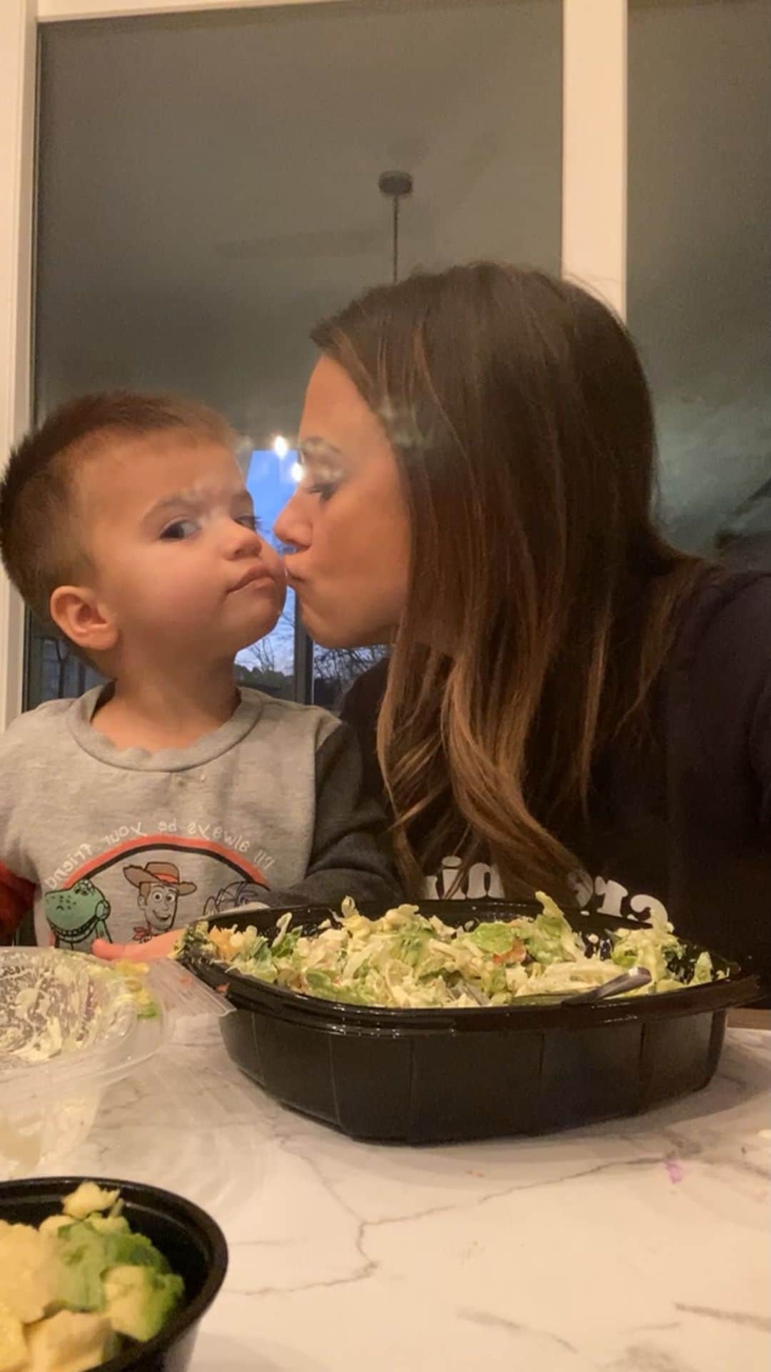 ジャナ・クレイマーのインスタグラム：「It was cute till he spit it back in my salad 🙈. #momlife」