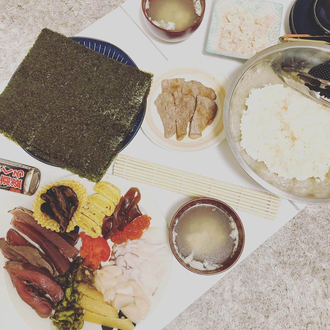 小阪有花（小阪由佳）のインスタグラム：「うちのテーブルはあまり大きくないので、基本パーティ系の写真はうまくとれません笑 Francfrancで一目惚れして買ったテーブルなんだけど、やっぱり縦長は使いにくいね😭  恵方巻きの変わり種はお肉🍗 まぐろもはなんとスーパーで山盛りの切り落としを半額で買えたのでまさかの350円❤️のこりの鮪を料理するのが楽しみー😆切り落とし最高ww  と、そんな感じでワイワイたべました✨ あまりにたのしかったので、方位は向いて無言ではたべれませんでした😂  #恵方巻き #手作り#手作りは好きな物だけ詰め込んだ #自分で作れば好きなもの尽くしw」
