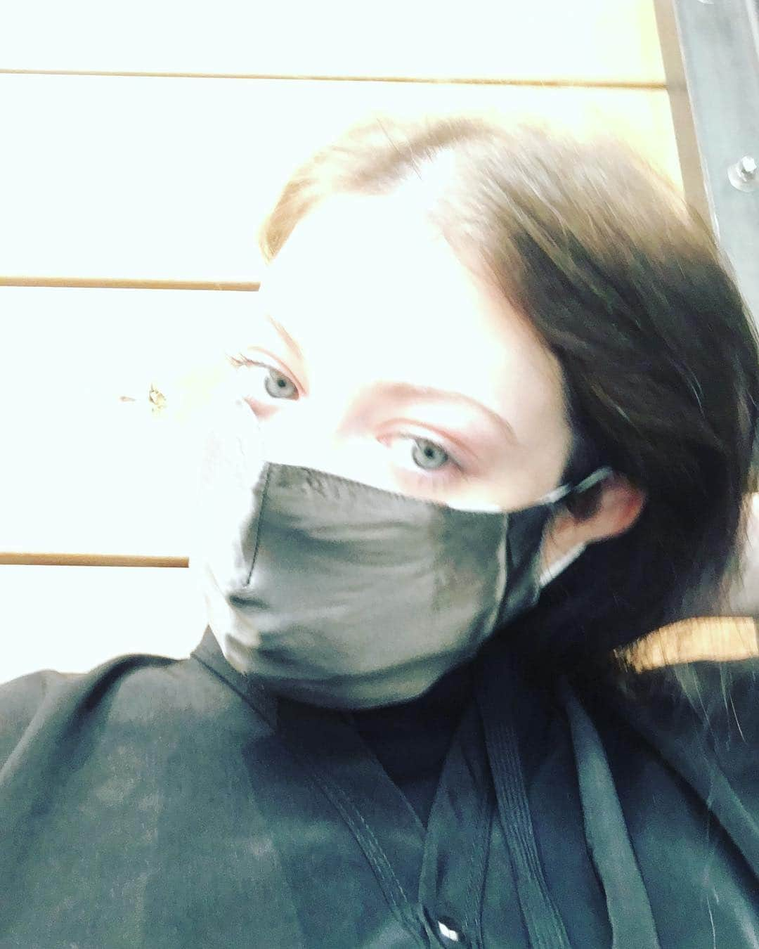 ミシェル・トラクテンバーグさんのインスタグラム写真 - (ミシェル・トラクテンバーグInstagram)「About to start the: Blonde be gone process by @traceycunningham1 .... These blonde roots were made for dying and that's just what they'll do. One of these days these roots will walk all over you! #hair」2月3日 8時32分 - michelletrachtenberg