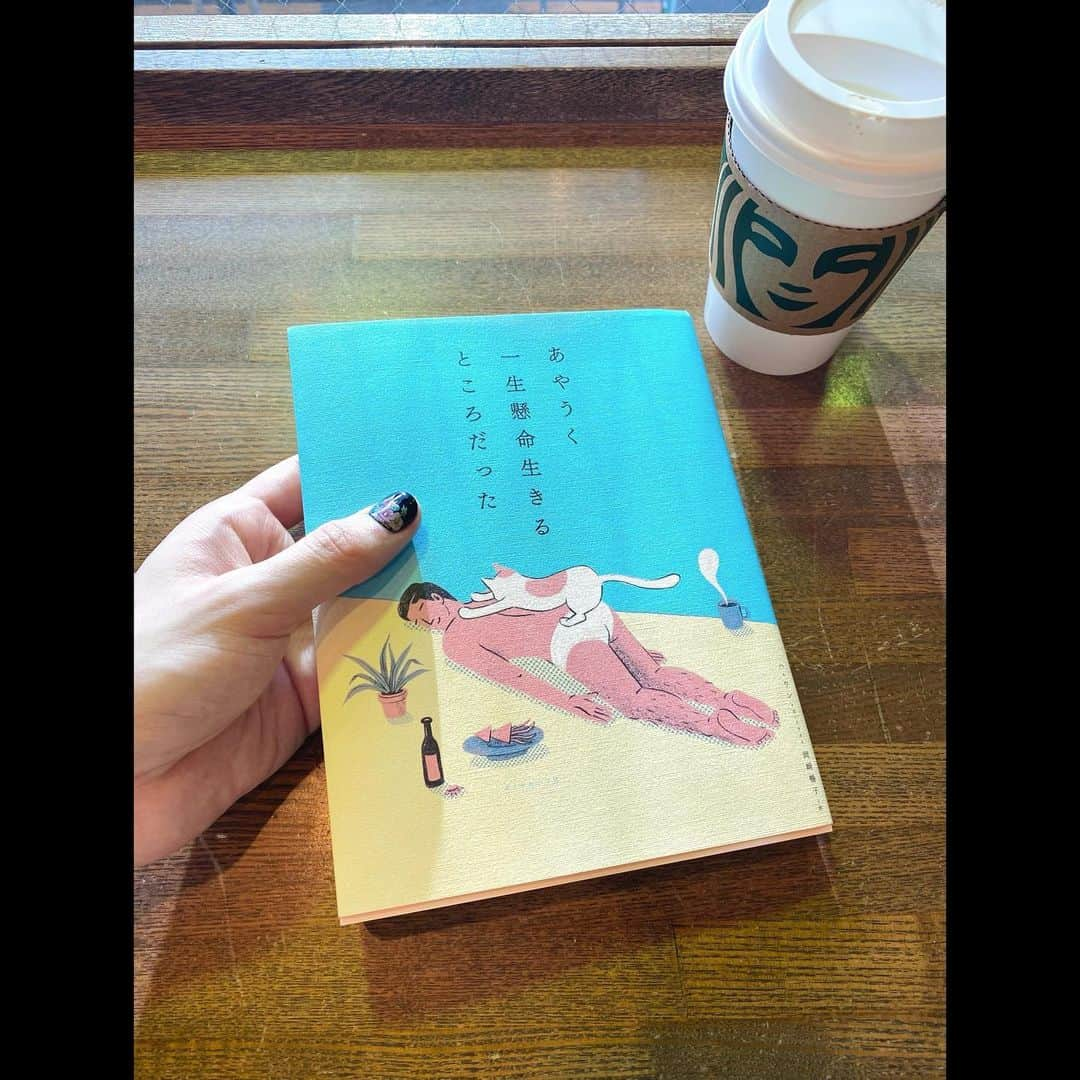 池添俊亮さんのインスタグラム写真 - (池添俊亮Instagram)「wake early and reading📖☕️  早起きして読書。 読書って映画鑑賞や漫画とはまた違った刺激をもらえますよね、文字を読みながら映像を想像して脳内再生したり自分ならこういう言葉で表現するだろうと考えてみたり。  この本は @maaayaofficial が俊亮が読むべき本だ とプレゼントしてくれました。 真面目すぎる性格の人や、物事を深く重く捉えてしまう人は良かったら読んでみてほしい1冊です。  #あやうく一生懸命生きるところだった」2月3日 8時33分 - zoe_boy_0427