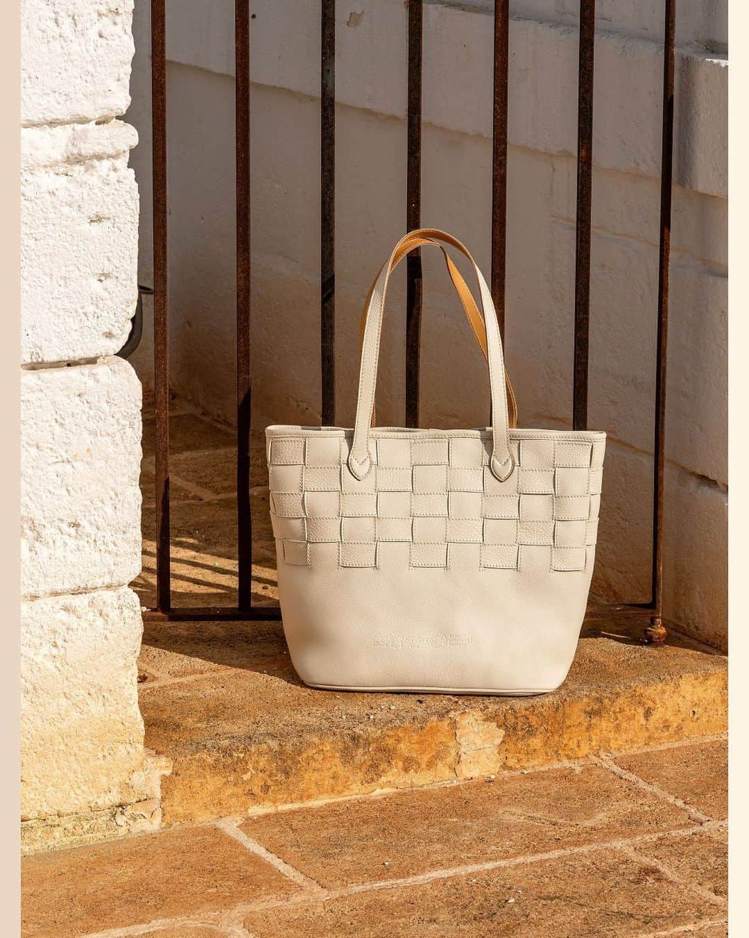Felisi Japan 〔フェリージ〕のインスタグラム：「【2021 SPRING & SUMMER COLLECTION】 . ■SUSTAINABILITY LINE –INTRECCIATO – . 「Intrecciato」で使われているのは、 バケッタレザーと並ぶフェリージらしい素材の、 ソフトキップレザー。このレザーは、 クロムやメタルを使わないナチュラルな製法で、 環境にも配慮。革本来の味わいを楽しめる アンライニング仕様にすることで、持つ人の品格を引き立てます。 新色のオフホワイト「チョーク」をはじめ、 あなたらしい色をお選びください。 . Model No. 21/29/LD Price : ¥93,500 . ▶詳しくはプロフィールページからもご覧いただけます。 . . . #felisi #felisiselection #felisicollection #SS21 #newcollection #sustainability #intrecciato #leatherbag #vachettaleather #totebag #bag #フェリージ #フェリージセレクション #フェリージコレクション #2021年春夏 #新作コレクション #サスティナビリティ #イントレチャート #ソフトキップレザー #レザーバッグ #レザートート #トートバッグ #ミニバッグ #ミニショルダーバッグ #バッグ #かばん #鞄」