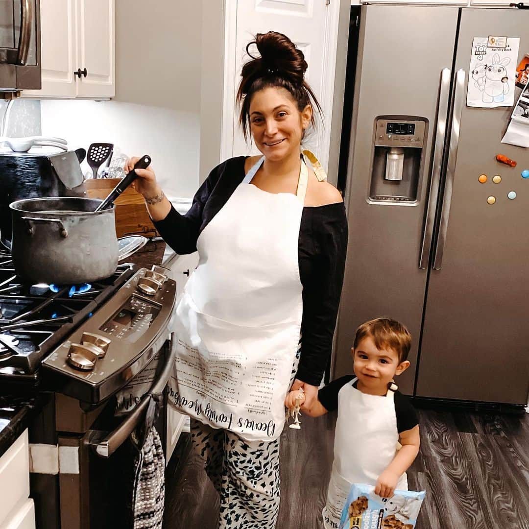 ディーナ・ニコール・コルテーゼのインスタグラム：「Chicken soup and cookies kinda day ❤️❄️ #mombun」