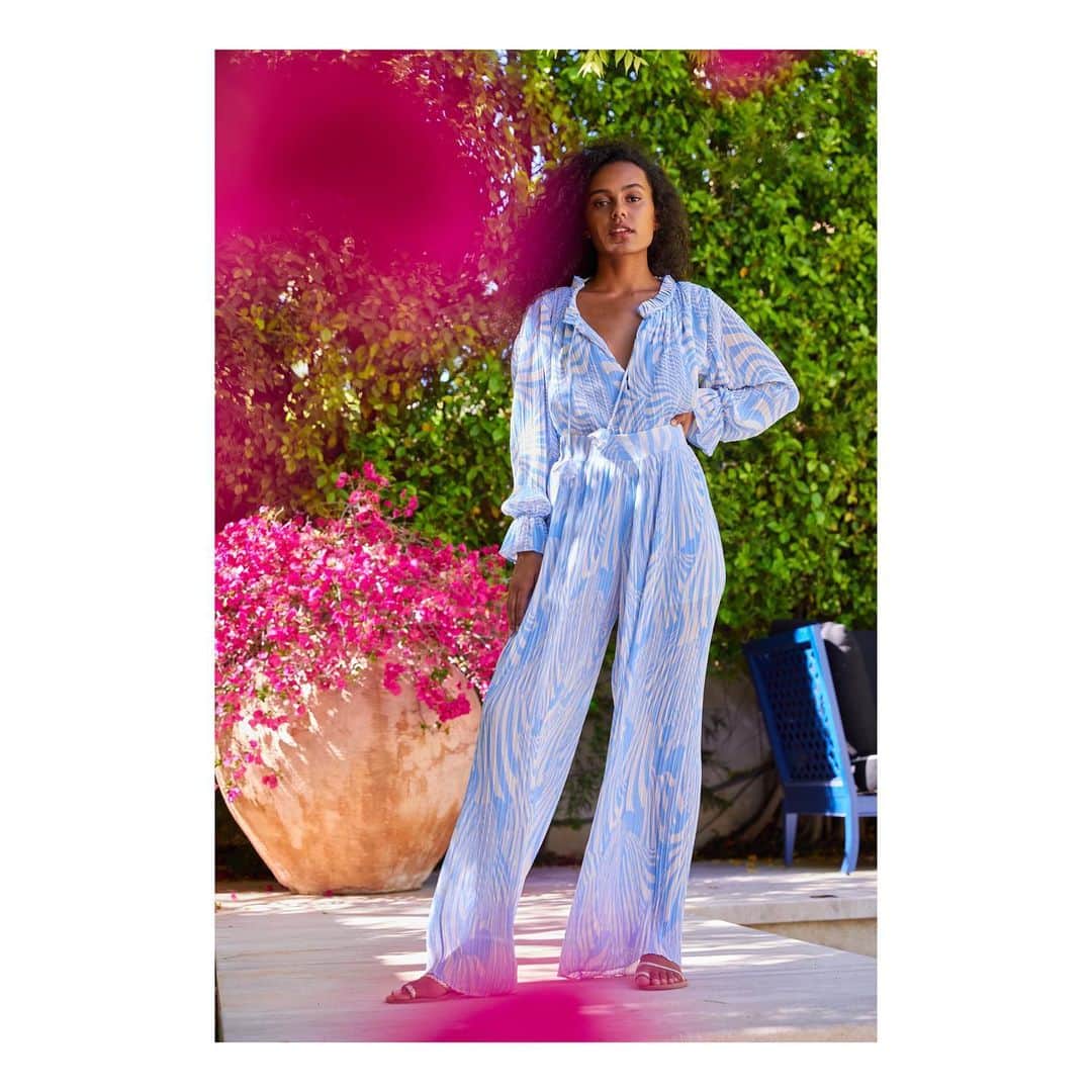 のインスタグラム：「Effortless chic ✨ Our Noa top and Niko pants in a dreamy blue and white shell print. #TakeMeAway #MISAworld」