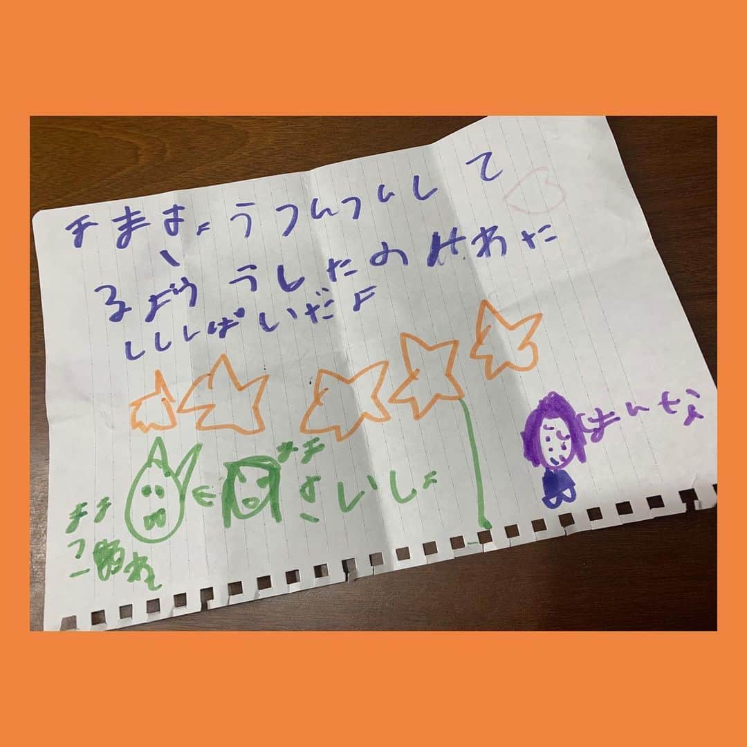 伊藤孝恵さんのインスタグラム写真 - (伊藤孝恵Instagram)「「ママ、今日、ツンツンしてるよ。どうしたの？私、心配だよ。」 泣いている自分＆鬼に変貌したママの似顔絵（ママこわい、のコメント入り）が書かれた手紙を左手に、ヤクルトを右手に持った6歳が、お風呂から出ると待っていた…  怒りすぎた自分を心底後悔する。  期間限定のカプリコを食べたことによる喧嘩であれば尚更。  #カプリコ食べたのは母の方 #節分 #鬼  #母も鬼  #似顔絵 #6歳女の子 #待ち構えてた  #ヤクルト #怒りすぎた母 #喧嘩の理由 #カプリコ #国民民主党 #参議院議員 #2児の母 #子育て #女の子ママ #伊藤孝恵」2月3日 8時45分 - itotakae