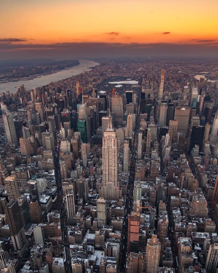 nyonairさんのインスタグラム写真 - (nyonairInstagram)「🚁60% OFF ALL FLIGHTS! The BEST Views Of New York City! 🏈 . . . . Buy Now, Schedule Later! . . . @flynyon @nyonair @nyonstudio #flynyon #nyonair #nychelicopter #helicopter #newyorkcity #nyc #nycprimeshot #manhattan #icapture_nyc #newyork_ig #ig_nycity #nycgo #FlashSale #SuperBowl2021 #GameDay #SuperBowlXX #GoBucs #GoChiefs #TampaBay #Kansascity #NFL #LoveSuperBowlCommercials #SBXX #IsItHalftimeYet #SuperBowlSunday #SuperBowlMVP #NFLGameDay #TomBrady」2月3日 8時45分 - nyonair