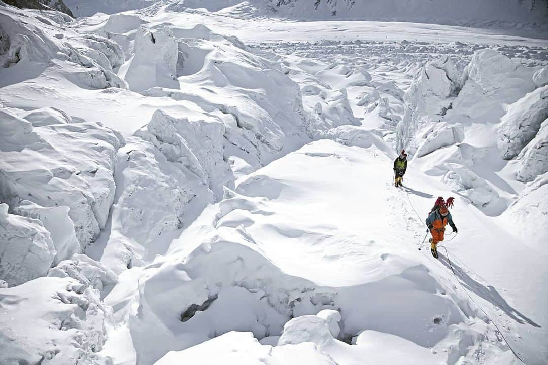 Cory Richardsさんのインスタグラム写真 - (Cory RichardsInstagram)「Happy Anniversary @iamsimonemoro @urubkodenis !!! Ten years ago today, I was fortunate enough to do the first winter ascent of Gasherbrum II with two of my heroes. I can't express the gratitude I felt then and every day since for the opportunity,  the mentorship, the patience,  and the brotherhood. This trip changed so much in my life...I see the trajectory as a gift and blessing for which I still feel shocked and unworthy. So many better, more experienced climbers could've been there. So much could've happened differently. But it didn't and here we are. In the decade since, all the remaining Pakistani 8000m peaks have seen monumental winter ascents, culminating this year with K2. I feel so honored to be a small part of this Himalayan story and so grateful for what it has taught me. Thank you Simone and Den...for life.」2月3日 8時46分 - coryrichards