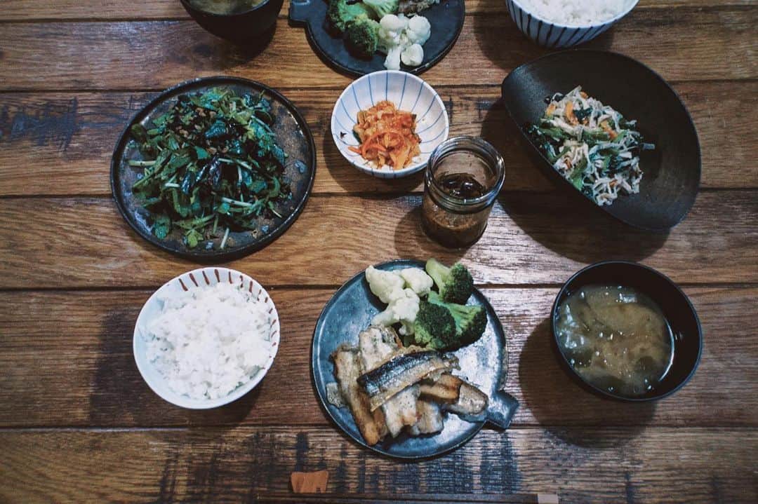 のインスタグラム：「ㅤ 【#blendakitchen 】 Dinner ㅤ ✔︎秋刀魚のあおさ天ぷら ✔︎ブロッコリーとカリフラワー蒸し ✔︎切り干し大根胡麻和え ✔︎ひじきとお揚げのグリーンサラダ ✔︎お味噌汁 ✔︎キムチ ✔︎なめたけ ㅤ 夜は写真が綺麗になかなか撮れんね。」