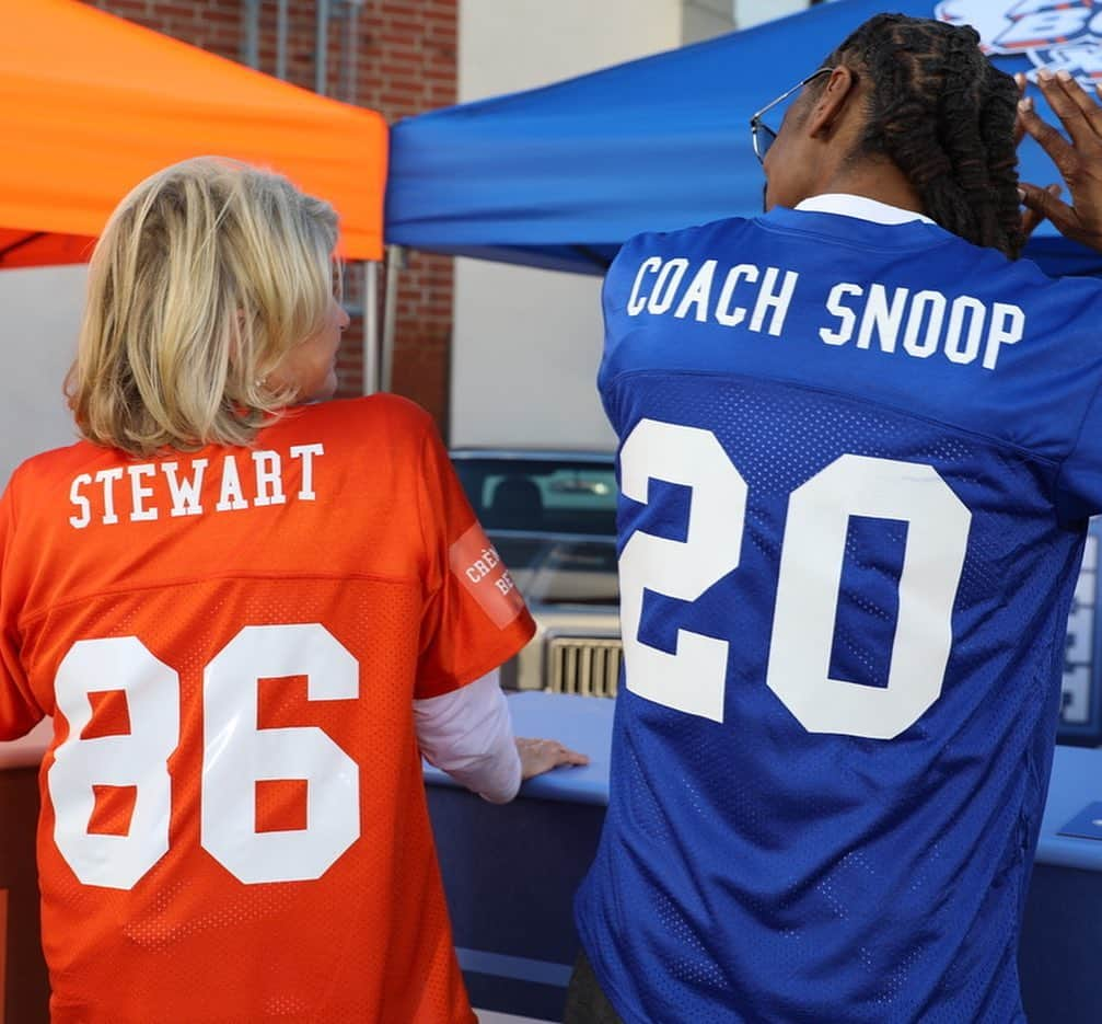 マーサ・スチュワートさんのインスタグラム写真 - (マーサ・スチュワートInstagram)「Paws up! 🐾 Join @marthastewart48 and @snoopdogg for the ultimate tailgate party of year at the 2021 Puppy Bowl. Your favorite duo will be co-hosting the annual canine-powered sporting event, airing on Super Bowl Sunday on Discovery+ and Animal Planet ahead of the night's big game. Martha's pups will also be making special appearances. Viewers can receive shoutouts from Crème Brûlée and Bête Noire, and Chow Chows Empress Qin and Emperor Han (plus Snoop's French Bulldogs, Juelz Broadus and Chalk). Watch #PuppyBowl Sunday at 2PM ET on @AnimalPlanet and streaming on #discoveryplus.」2月3日 8時49分 - marthastewart