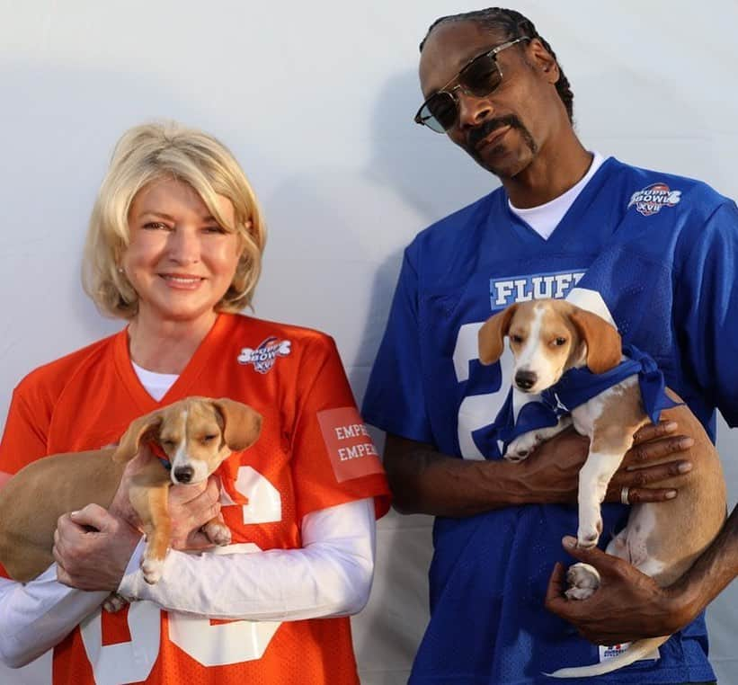 マーサ・スチュワートさんのインスタグラム写真 - (マーサ・スチュワートInstagram)「Paws up! 🐾 Join @marthastewart48 and @snoopdogg for the ultimate tailgate party of year at the 2021 Puppy Bowl. Your favorite duo will be co-hosting the annual canine-powered sporting event, airing on Super Bowl Sunday on Discovery+ and Animal Planet ahead of the night's big game. Martha's pups will also be making special appearances. Viewers can receive shoutouts from Crème Brûlée and Bête Noire, and Chow Chows Empress Qin and Emperor Han (plus Snoop's French Bulldogs, Juelz Broadus and Chalk). Watch #PuppyBowl Sunday at 2PM ET on @AnimalPlanet and streaming on #discoveryplus.」2月3日 8時49分 - marthastewart