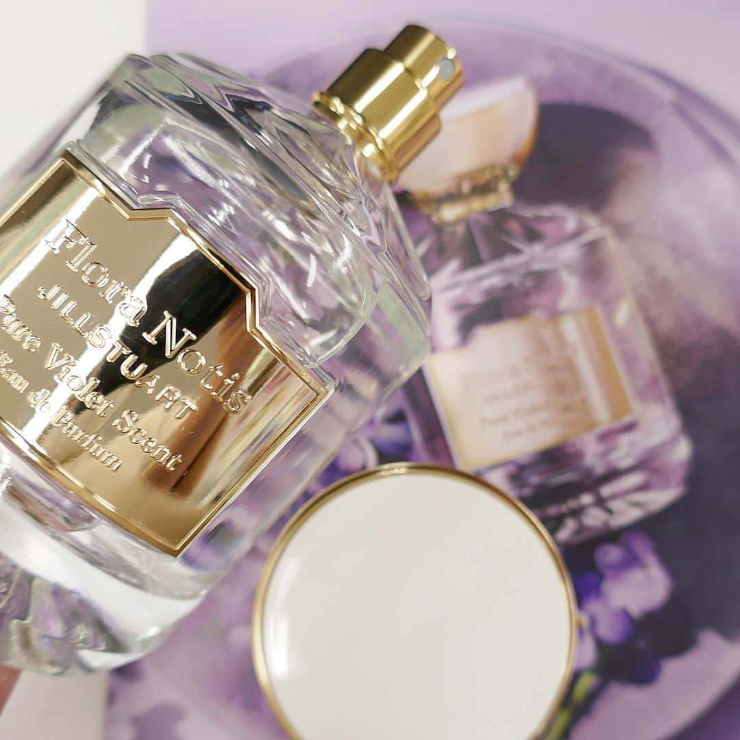 美的 Biteki's official Instagram! さんのインスタグラム写真 - (美的 Biteki's official Instagram! Instagram)「「フローラノーティス　ジルスチュアート」から待望の新作の香り「Pure Violet」が登場します！ ✨✨✨ 香調は、希少なバイオレットの天然香料を配合した“グリーンパウダリーフローラル”。 ベルガモットやバジルの爽やかなアクセントから始まるトップノートに、ミドルノートはバイオレットをはじめ、ローズなどのみずみずしいフローラルが。ラストノートには、優雅なイリスやバニラが広がり、うららかな光に包まれるような幸福感をもたらします。 ✨✨✨ スミレの奥ゆかしさはそのままに、上品でモダンな印象に仕上げられていて、 好感度も抜群！ 軽やかに纏えるので、フレグランス初心者にもおすすめです。 ぜひチェックしてみて！ 【商品情報】 3月5日より発売 フローラノーティス　ジルスチュアート ピュアバイオレット　オードパルファン　100ml ￥10,000／20ml ￥3,800（税抜） #フローラノーティスジルスチュアート#floranotisjillstuart#オードパルファン#香り#香水#フレグランス#スミレ#フローラル#春#spring#おしゃれ#新商品#コスメレポ#bitekicom」2月3日 8時50分 - bitekicom