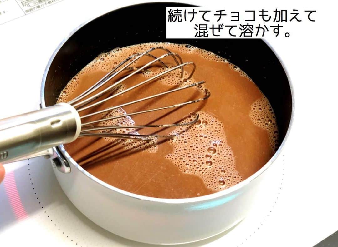 Mizuki【料理ブロガー・簡単レシピ】さんのインスタグラム写真 - (Mizuki【料理ブロガー・簡単レシピ】Instagram)「・﻿ 【#レシピ 】ーーーーーーー﻿ ♡混ぜて冷やして超簡単♡﻿ 牛乳deお手軽チョコプリン﻿ ーーーーーーーーーーーーー﻿ ﻿ ﻿ ﻿ おはようございます(*^^*)﻿ ﻿ 今日ご紹介させていただくのは﻿ \ 牛乳deお手軽チョコプリン /﻿ ﻿ プリンと言っても﻿ ゼラチンで固めるタイプの﻿ 混ぜて冷やして超簡単シリーズです💕﻿ ﻿ 生クリーム不要でお手軽！﻿ 板チョコと牛乳で手軽にできるので﻿ よかったらお試し下さいね〜(*´艸`)﻿ ﻿ ﻿ ﻿ ＿＿＿＿＿＿＿＿＿＿＿＿＿＿＿＿＿＿＿＿﻿ 【100ml容器6個分】﻿ 板チョコ(ブラック)...1枚(50g)﻿ 牛乳...350ml﻿ 砂糖...大1.5﻿ 粉ゼラチン...5g﻿ 水...大2﻿ ﻿ 1.ゼラチンを水に振り入れふやかしておく。チョコは細かく刻む。﻿ 2.小鍋に牛乳と砂糖を入れて火にかける。沸騰直前で火を止め、ゼラチンを加えて混ぜて溶かす。続けてチョコも加えて混ぜて溶かす。﻿ 3.鍋底を氷水にあてて冷やし、とろみがついたら容器に注ぎ、冷蔵庫で4時間以上冷やす。﻿ ￣￣￣￣￣￣￣￣￣￣￣￣￣￣￣￣￣￣￣￣﻿ ﻿ ﻿ ﻿ 《ポイント》﻿ ︎ ♦︎ゼラチンがしっかり溶けてからチョコを加えて下さい♩﻿ ♦︎とろみをつけてから容器に注いで下さい♩(2層になるのを防止します)﻿ ﻿ ﻿ ﻿ ﻿ ﻿ ﻿ ﻿ ⭐️発売中⭐️﻿ ＿＿＿＿＿＿＿＿＿＿＿＿＿＿＿＿＿＿﻿ ホケミレシピの決定版♩﻿ \はじめてでも失敗しない/﻿ 📙#ホットケーキミックスのお菓子 📙﻿ ﻿ NHKまる得マガジンテキスト☆﻿ ホットケーキミックスで﻿ 📗絶品おやつ&意外なランチ📗﻿ ﻿ しんどくない献立、考えました♩﻿ \15分でいただきます/﻿ 📕#Mizukiの2品献立 📕﻿ ﻿ 和食をもっとカジュアルに♩﻿ \毎日のごはんがラクになる/﻿ 📘#Mizukiの今どき和食 📘﻿ ﻿ 重版しました！﻿ ありがとうございます😭﻿ 📗ラクしておいしい！#1品晩ごはん 📗﻿ ﻿ 摂食障害から料理研究家になるまでを綴った﻿ はじめてのエッセイ本﻿ 📙#普通のおいしいをつくるひと 📙﻿ ￣￣￣￣￣￣￣￣￣￣￣￣￣￣￣￣￣￣￣﻿ ﻿ ﻿ ﻿ ﻿ ﻿ ＿＿＿＿＿＿＿＿＿＿＿＿＿＿＿＿＿＿﻿ レシピを作って下さった際や﻿ レシピ本についてのご投稿には﻿ タグ付け( @mizuki_31cafe )して﻿ お知らせいただけると嬉しいです😊💕﻿ ￣￣￣￣￣￣￣￣￣￣￣￣￣￣￣￣￣￣﻿ ﻿ ﻿ ﻿ ﻿ ﻿ #チョコプリン#バレンタイン#混ぜて冷やして超簡単#ゼラチン#Mizuki#簡単レシピ#時短レシピ#節約レシピ#料理#フーディーテーブル#マカロニメイト#おうちごはん#デリスタグラマー#料理好きな人と繋がりたい#おうちごはんlover#写真好きな人と繋がりたい#foodpic#cooking#recipe#lin_stagrammer#foodporn#yummy#f52grams#チョコプリンm」2月3日 8時55分 - mizuki_31cafe