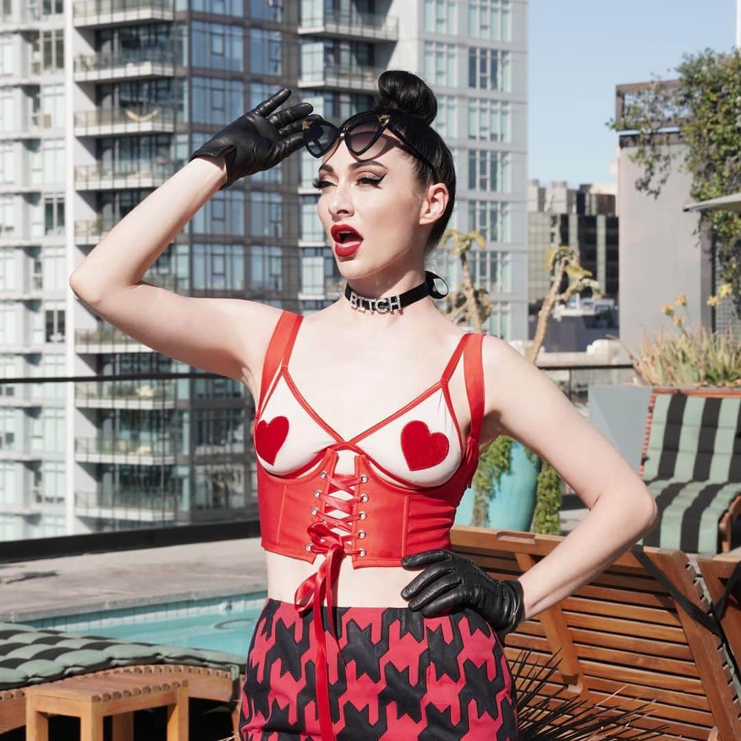 カーミンのインスタグラム：「vitamin A vitamin B vitamin C 💊   beat x @qveenstudio  lingerie x @dollskill」