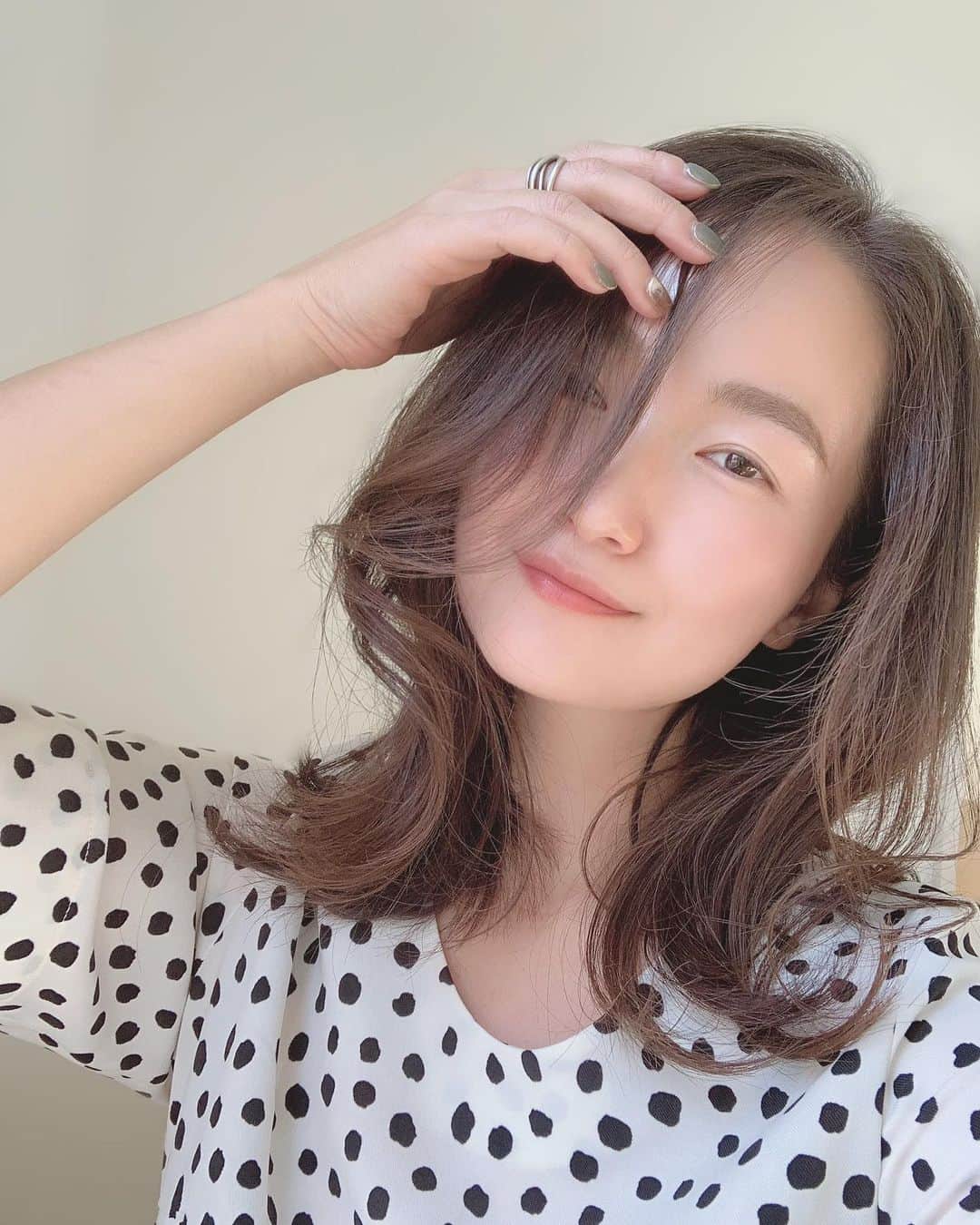 リナのインスタグラム：「朝、髪がが決まると一日いい気分っ♫  すでに2本リピしている OR シャンプー&トリートメント🧴  モイスチャータイプを使っていたけれど、 今回はリフレッシュタイプを使いはじめたよ⭐︎  【特徴】 ☑︎ アメリカで受賞経験をもつパフューマーが香りを調香 ☑︎ 独自技術「すすぎ時短処方」 ☑︎ 出雲・湯原・アルプスの3種類の国産温泉水配合 ☑︎ ツインタイプアミノ酸誘導体配合 ☑︎ 7つの国産ボタニカルエッセンス配合  受賞経験のあるパフューマーが 調香しているだけあって香りが本当に繊細💐  ペアーやミュゲ、ジャスミンの 艶やかな香りなの❤︎  そしてボトルデザインもツボ過ぎる❤︎ 温泉の波紋を想起させる、 シンプルかつシックなデザインはいつも惹き込まれちゃう♪  ふわっと柔らかな髪質がお好みの方は リフレッシュタイプがオススメ🌟  .................................................... @or.japan  #OR #オーアール #香水シャンプー #ロフト #サンドラッグ #ザグザグ #ZAGZAG #ヤックスドラッグ #スギ薬局 #pr #ミディアムヘアー #ふんわり #ふんわりボブ」