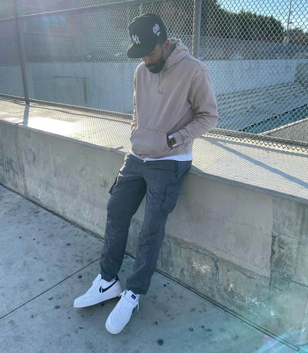 J・R・スミスのインスタグラム：「Manifest the life you want in your mind an put it to action. 🤟🏾🏁🤲🏽」