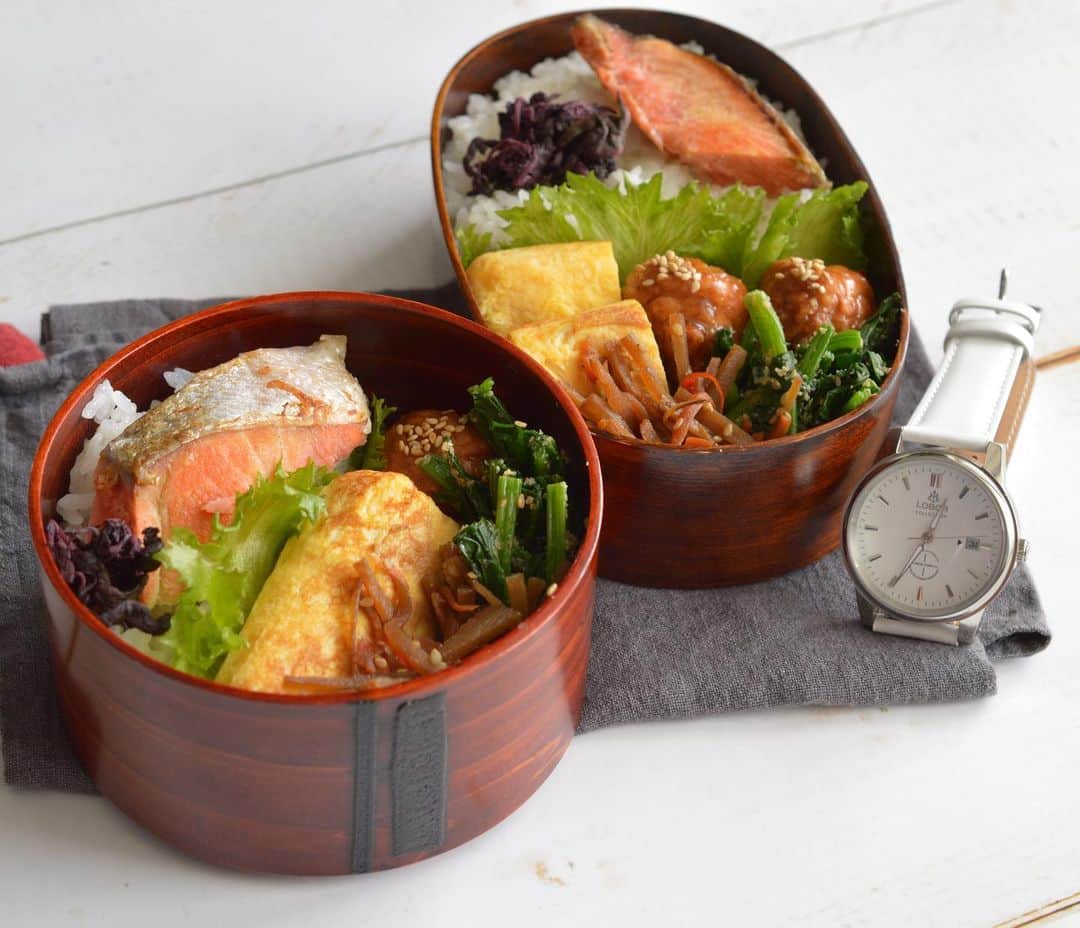 yukiyoのインスタグラム：「2021.2.3* ・ 今日のお弁当 ・ 焼き鮭、梅干し紫蘇ご飯 甘い出汁巻 肉団子 ほうれん草ごま和え きんぴらごぼう ・ ・ 近頃バタバタしてまして いいね逃げばかりですいません。 ・ 以下PRです。 一緒に写るのは lobor様 （ @loborjapan )さんの時計 ・ 今朝は雪だったんですが 雪の日に白い時計ってのま映えますね♡ ・ クーポンコード 【quiesau50】 使用で10パーセントオフになります。 よかったら使ってください。 (クーポン使用期限は2022.1.20まで) ・ ・ #lobor #ロバー #腕時計 #時計 #手元倶楽部 #プレゼント #ペアウォッチ ・ #お弁当 #obento #bento #lunch #lunchbox #onthetable #japanesefood #暮らし #曲げわっぱ #lin_stagrammer #ロカリ #おうちごはんLover #マカロニメイト #IGersJP #フーディーテーブル」