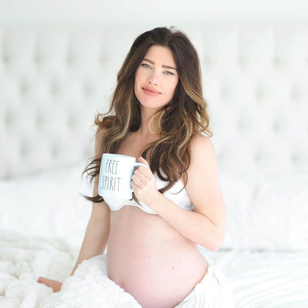 ジャクリーン・マッキネス・ウッドのインスタグラム：「Pick a date! When do you think this baby is coming?! 🤍」