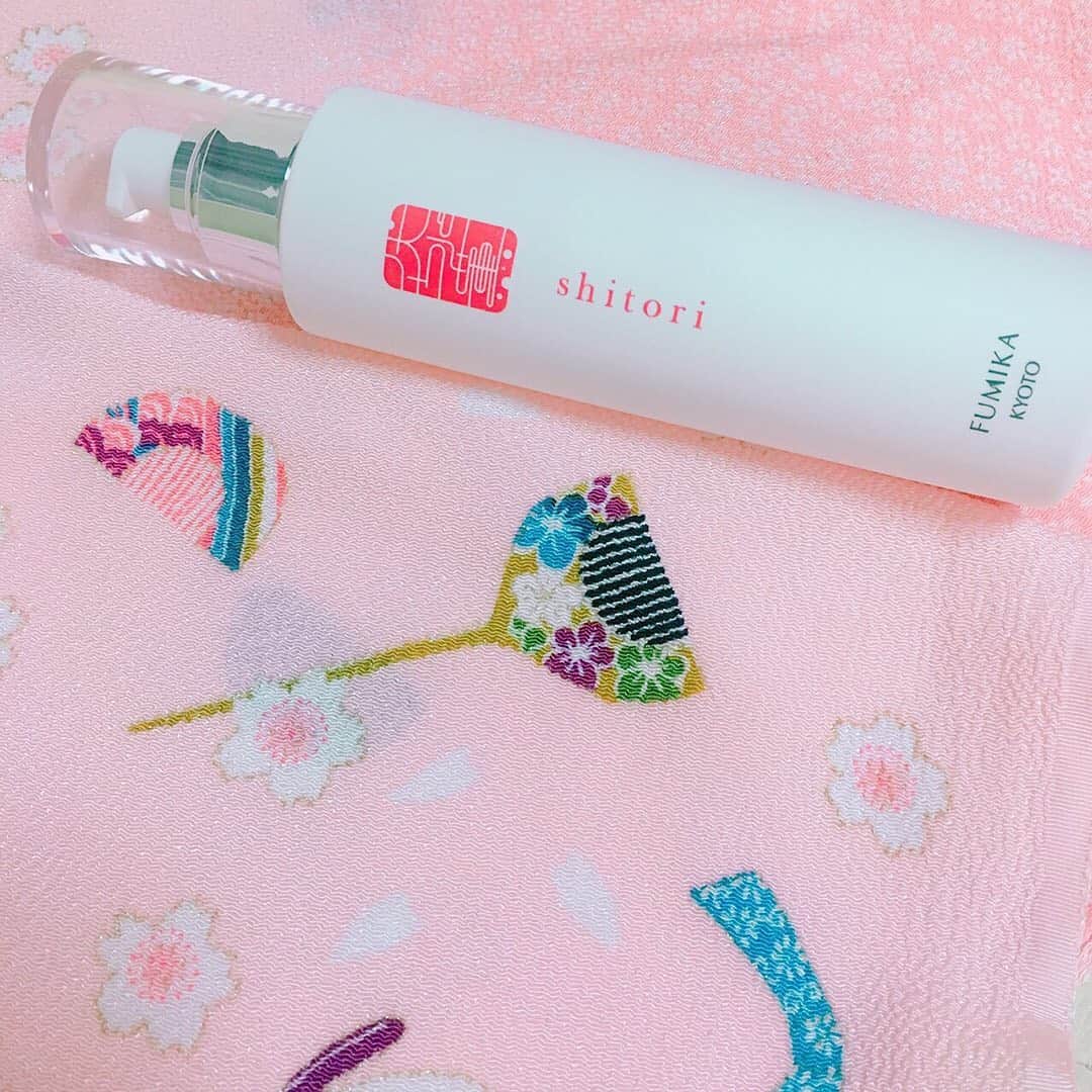 のインスタグラム：「、 、 🌸京から、肌咲く。🌸 FUMIKA30秒スキンケアセミナー 、 #fumika_kyoto58 まずはクレンジングについての勘違い 「洗浄力の強いクレンジング料を使用して、しっかりメイクを落としています。」という勘違い。 しっかりメイクを落としたいために洗浄力が強いクレンジン料を使われている方もいらっしゃると思いますが、洗浄力の強いクレンジング料は肌に必要な皮脂や潤いを必要以上に洗い流してしまい、肌を乾燥させてしまうことがあります。 今ではしっかりメイクを落とせるナチュラルタイプのクレンジング料もありますので、こういったものでメイクを落としていきましょう。 FUMIKAむくはって言うクレンジング料はおススメですよ（うふふ） 、 #fumika_kyoto #スキンケア #美肌ケア #肌ケア #肌荒れ #ナチュラルコスメ #オーガニックコスメ #クレンジング #洗顔 #化粧水 #乳液 #美容液 #敏感肌 #乾燥肌 #美容 #美意識 #化粧 #ビューティー #基礎化粧品 #京野菜 #エステ #京都 #伏見 #日本酒 #kyoto #japanesecosmetics #skincareproduct」