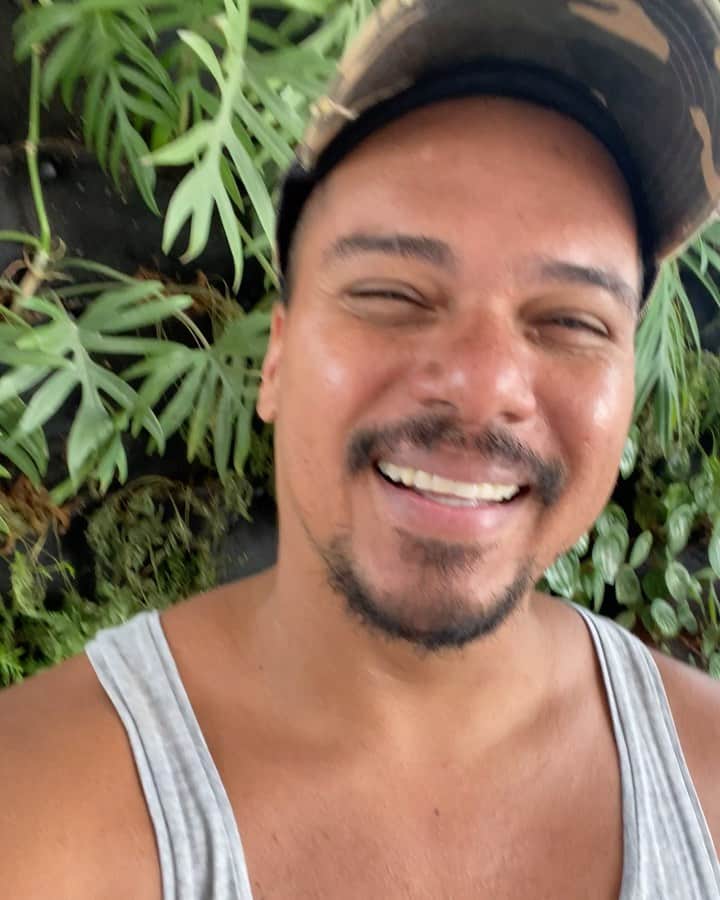 Sorriso Marotoのインスタグラム：「E se for com você... eu topo 🤷🏾‍♂️❤️ 05/02 tem lançamento do A.M.A - volume 04. Para os corações apaixonados: Eu Topo, Teoria e Prática/Ruínas e Cabelos, Brincos e Beijos.」