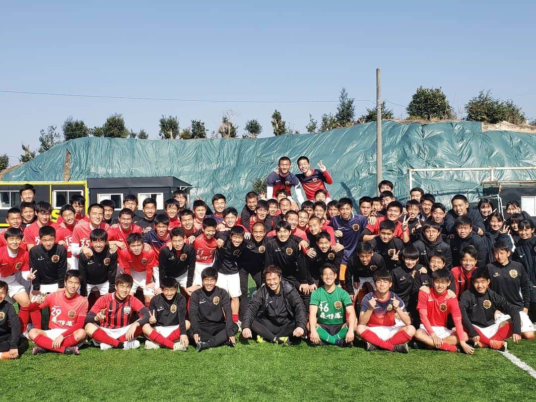 那須大亮さんのインスタグラム写真 - (那須大亮Instagram)「鹿児島実業サッカー部⚽  22年ぶりに鹿児島実業サッカー部を体験させてもらいました🏃  かなりきつかったけど笑  苦しい時に部員の声に励まされ 高校サッカー3年間で流す汗は なにものにも変えられない人生の財産だと思いました。  キバレ鹿児島実業サッカー部✨  #鹿児島実業サッカー部  #素晴らしい練習の雰囲気 #共に支えあう3年間」2月3日 9時09分 - nasudaisuke_official