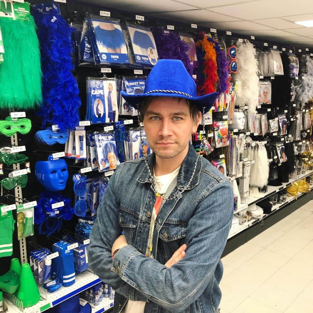 トーランス・クームスのインスタグラム：「Throwing it back to early last year. Simpler times at Party City.」