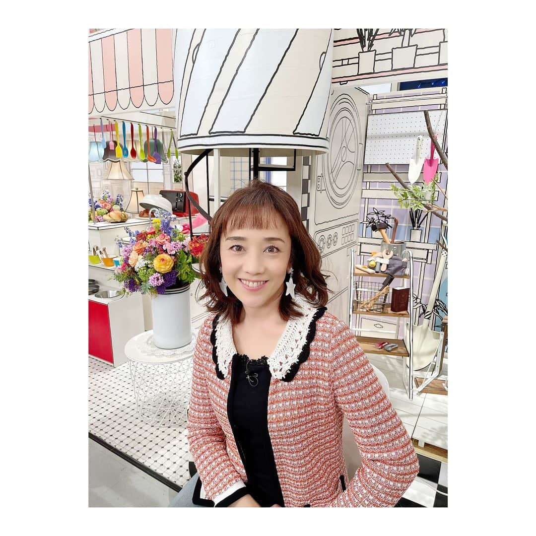 西田ひかるさんのインスタグラム写真 - (西田ひかるInstagram)「.  東海テレビ「スイッチ！」生放送  今日は 前髪切りたて‼︎  10:05の顔は 美味しいパンをほおばってる瞬間〜  セットには生花と可愛い置き物たちがたくさん！ 「スイッチ！」美術さんの趣味が好き😍元気が湧きます  #東海テレビ #東海テレビスイッチ  #生放送 #yukitorii #ユキトリイ  #西田ひかる　#hikarunishida #ニューヘアー」3月4日 12時27分 - hikaru_nishida.official