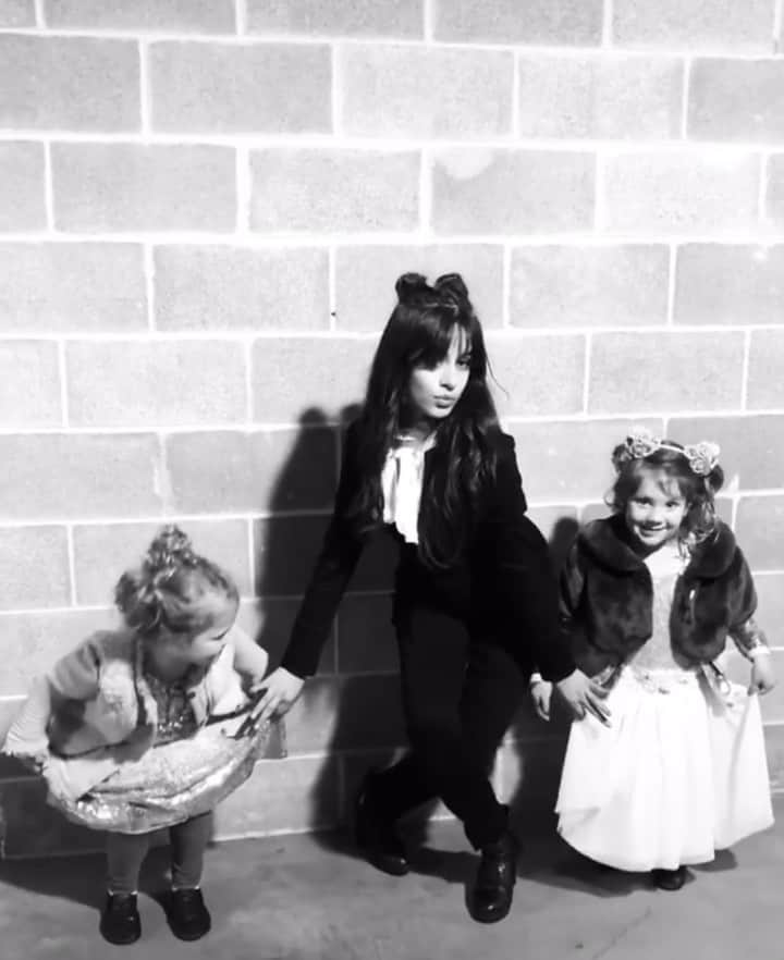 オードリナ・パトリッジのインスタグラム：「Matching space buns + backstage moments with bday girl @camila_cabello ❤️❤️❤️ #camilacabello #spacebuns #igotbeachwaved」