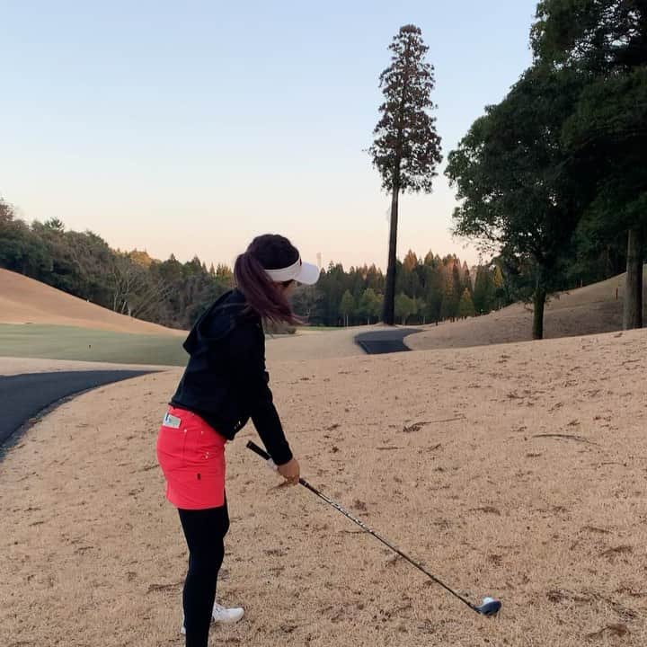 篠崎愛のインスタグラム：「つま先上がり、左即OB 5Wの超ハイプッシュフェードで右の木と木の間抜いてったよ笑🏌️‍♀️  #鹿児島合宿3日目  #ゴルフ #ゴルフ女子 #女子ゴルフ #無理矢理な球筋 #感覚系 #チャレンジしないことは永遠にできないからね。」