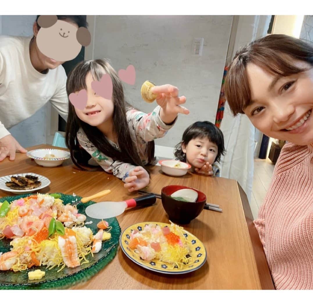 蛯原英里さんのインスタグラム写真 - (蛯原英里Instagram)「今年のひな祭りは 家でちらし寿司を作りました🎎 ちらし寿司と蛤のお吸い物 と娘の大好物の鰻💕  せっかくなので 記念日写真をとっていたら 子供たちが待ちきれず… 「早く食べた〜い」って（笑）  年長さんのひな祭りも 家族みんなでお祝いできて良かったね 健やかに成長してくれてありがとう！  #ひな祭り #ちらし寿司 #海鮮ちらし　#宮崎産 #うなぎ #大好きな娘 #6th」3月4日 13時10分 - eriebihara