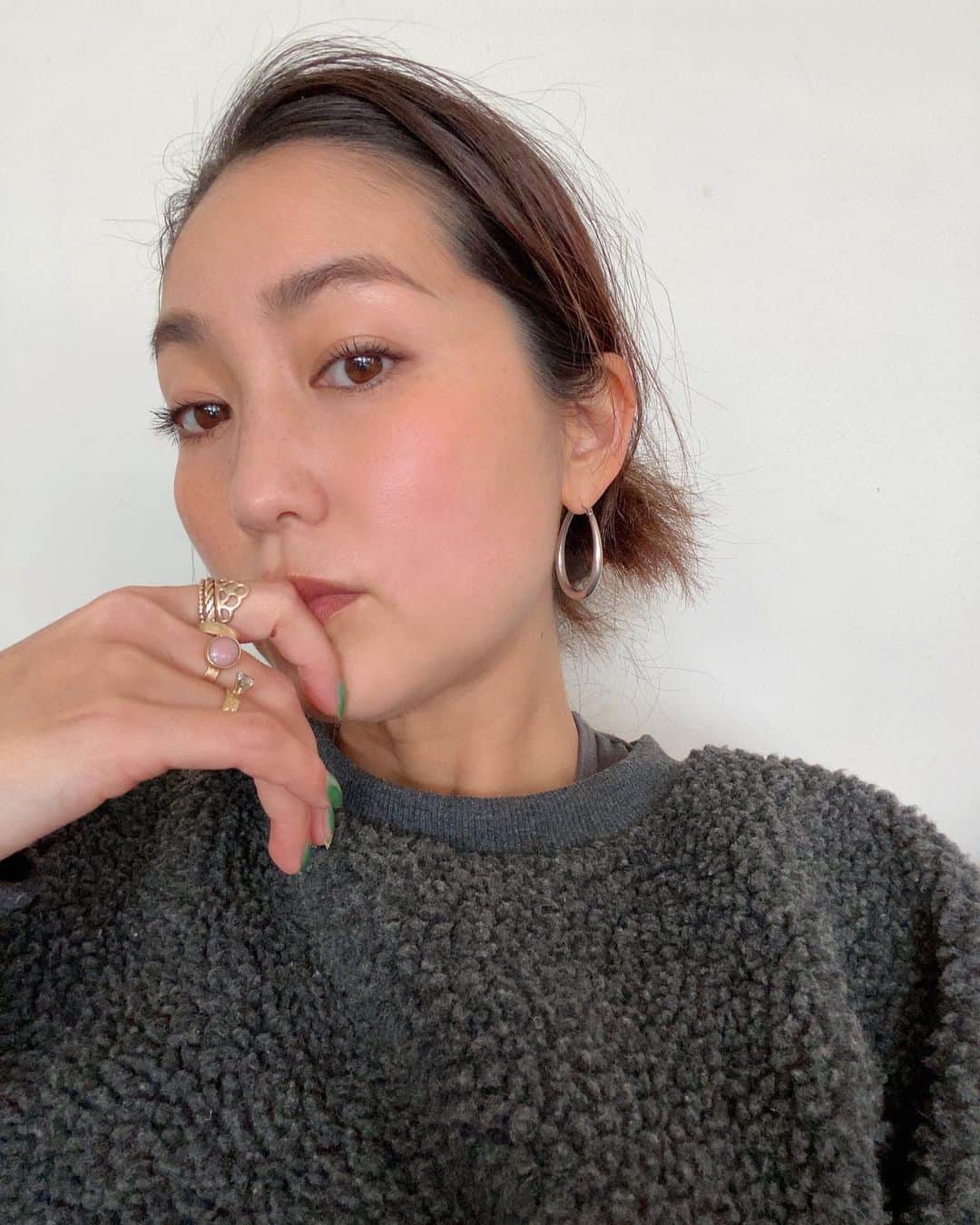 堀舞紀のインスタグラム：「🍙 . . . さて。 まぁそんな訳なので ワタシのヘンテコリンなツワリの話です。 . . . 実は、妊娠してしまった日も 体感しています。 その日体調がおかしくて寒気がして 初オエ！が既に訪れていました🥶 . その日から今に至るまで、 毎日インフルエンザのひき始め！ といった体感が続いています。 😑 . 1人目の妊娠でそんなだったか？昔すぎてやはり何も覚えていませんが🤪 今回は初めっからアピールが凄い、、 . . そしてプラスαで、 食べ物への偏りがとてつもない。 ⚫︎自分のにぎった🍙が嫌、 (人が握ったのしか嫌w) ⚫︎たこ焼きは嫌だけどお好み焼きが食べたい。 ⚫︎バナナ🍌がミラクル美味しいw ⚫︎肉が不味そうな気がする . . 細かいことを言うとまだまだありますが😂意味不明な👅←になってしまって ただのワガママだろ！ と言われそうね😂 . 摩訶不思議。 ベロの拒絶は日によってコロコロかわるし、昼間は元気でも夕方からポンコツ人間になる日が多くて 😭 とにかく夜ご飯に苦戦してきました。 . . キャニオに食べさせていかなくてはいけないので、とにかくそれが大変😅 普段まっっったく家事を手伝わなかった 旦那が四苦八苦でヘルプしてくれたり、 実家に頼ったり🤢 . をいをい、 ツワリってこんな気持ち悪いの？！ って、、 1人目の時にはなかった 修行の日々に白目… . . それでも12週？かな、 そろそろ。1番ポンコツだった 日よりはマシになってきたように 感じます🥴 . 終わりがみえてるのか？！ この過酷なオエオエに？！ . せめて、 終わる日を教えてくれれば その日に向かって頑張れるのに😭 . いつかこの日々全てが報われますように🙏🏾 . . 今ツワリのみなさん、 近々ストーリーとかで お話の場つくりますね、 みんなの変な👅← 食事の変化とか教えてね！！ . 私は今のところ自分の欲してるものだけを食べまくっています！！ 🍝🍓🍌🍞🍨🍮🍫🧋🍪 . #pregnancy #pregnant #妊娠12週　#妊娠11週 #妊婦生活 #ツワリ #ツワリの話 #写真は何も関係ない #ヒートテック出てる」