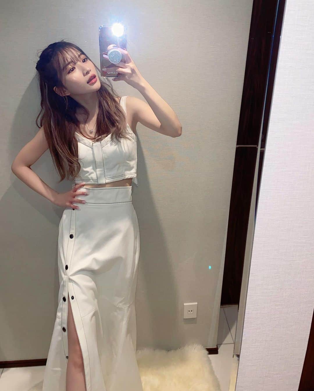 南りほのインスタグラム：「@sep17ri @rielle_riche 🤍 新作のgetしたセットアップ🤍スリットがめちゃ可愛い🥺ボタンもう一つ閉めれるよ🐻‍❄️色違いもgetした🐻‍❄️」